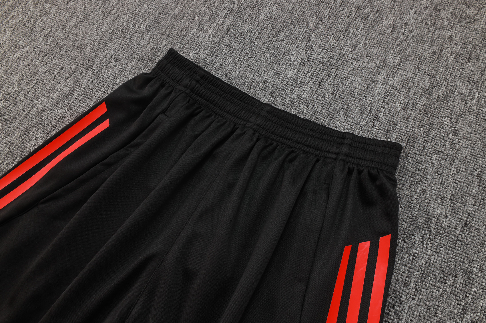 Liverpool Sleeveless Training Kit Black 2025/26 - Image 2