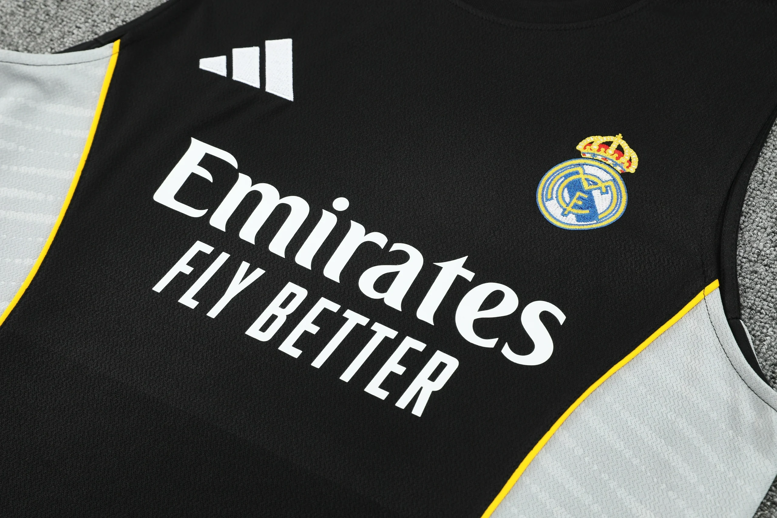 Real Madrid Sleeveless Training Kit 2025/26 - Image 5