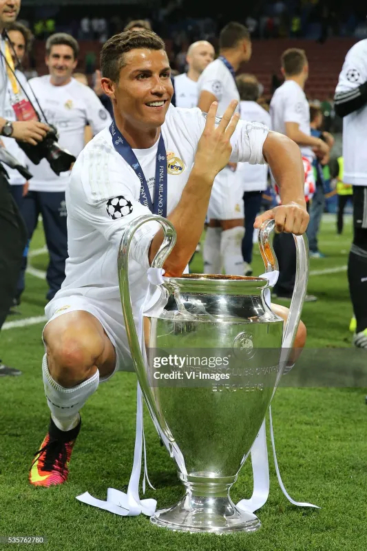 Real Madrid Retro Jersey Home Soccer Shirt 2015/16 - Image 5