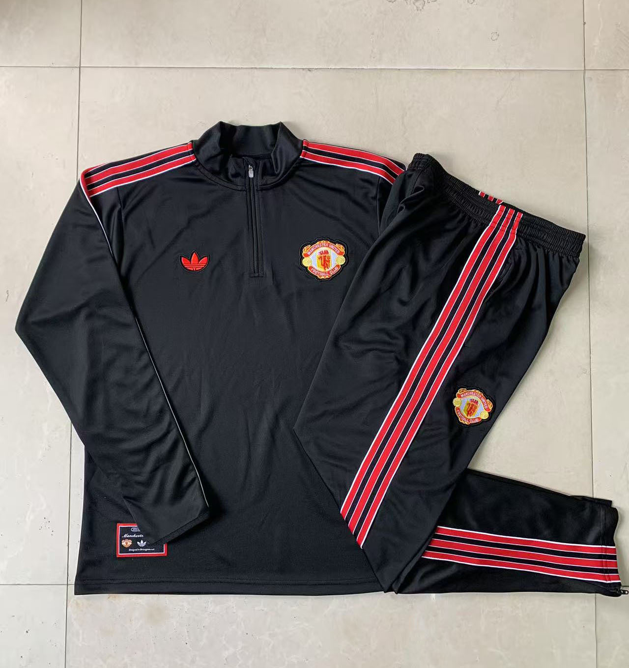 Kids Manchester United Training Kit (Sweatshirt+Pants) Black 2025/26 - Image 2