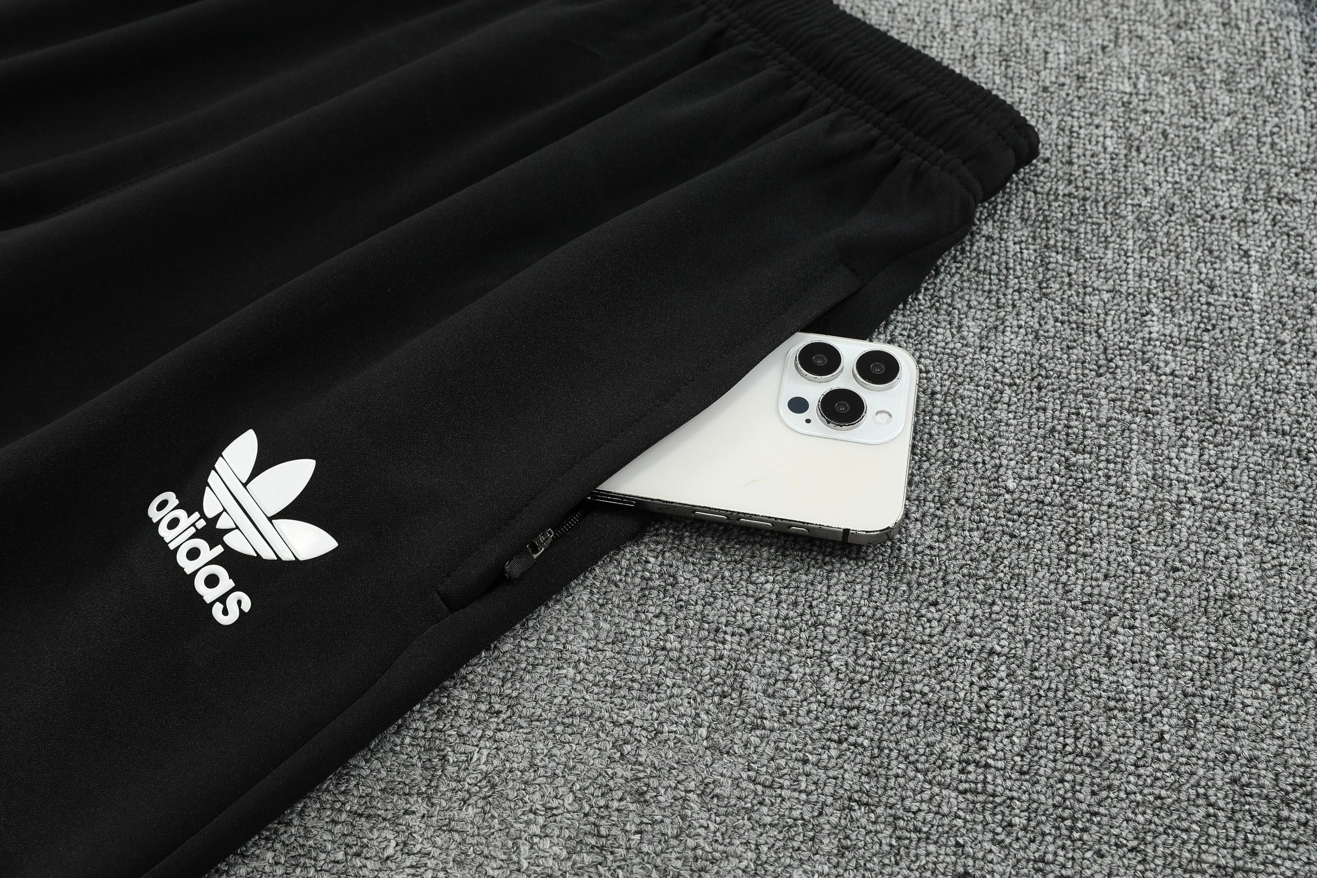 Manchester United Retro Training Kit (Jacket+Pants) 2025/26 - Image 3