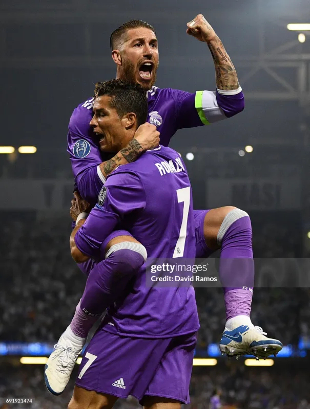 Real Madrid Retro Jersey Away Long Sleeve Soccer Shirt 2016/17 - Image 5