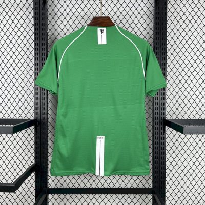 Alternative view of Manchester United Retro Green Goalkeeper Football Jersey Shirt 2007/08