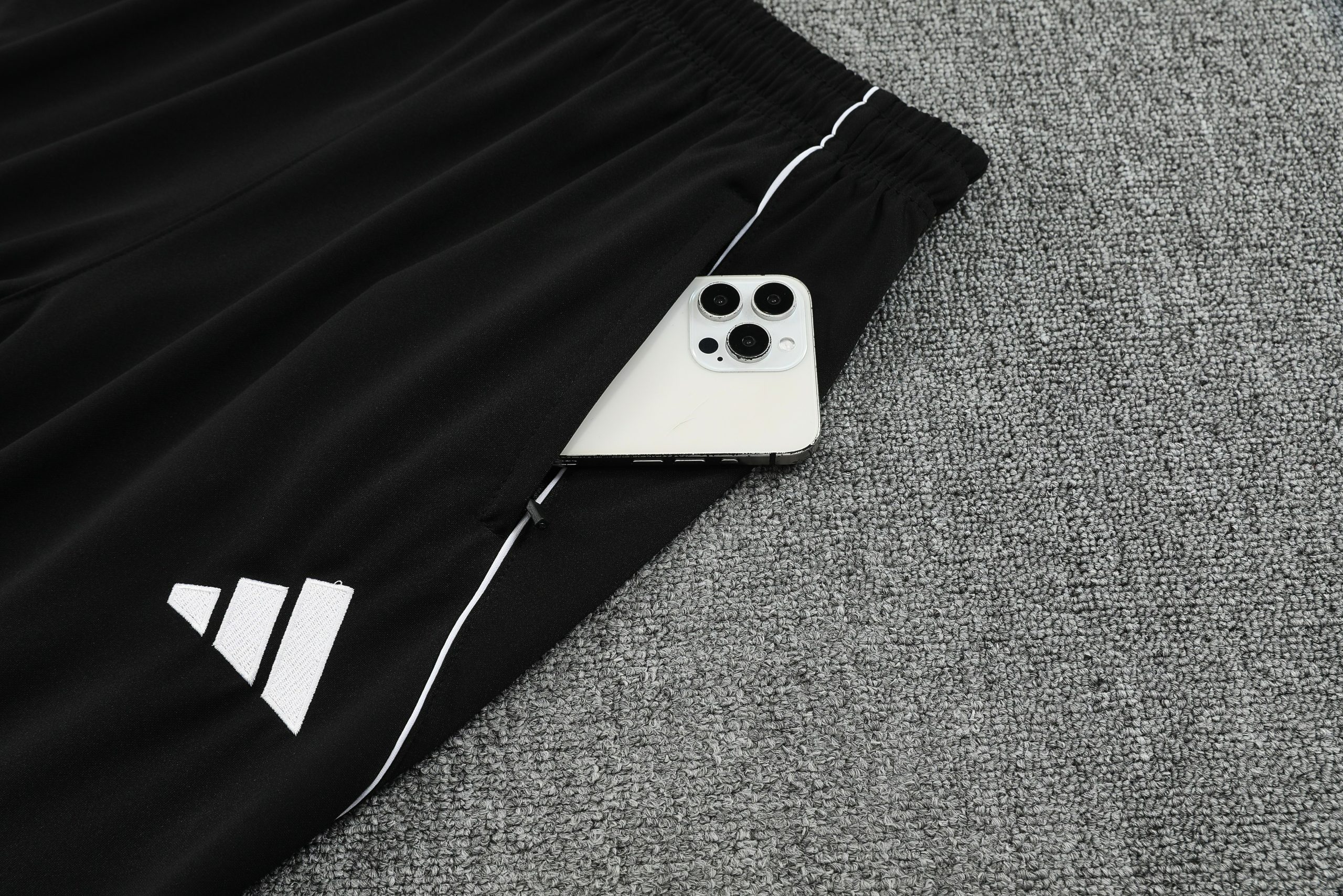 Manchester United Training Kit (Sweatshirt+Pants) Red 2025/26 - Player Version - Image 3