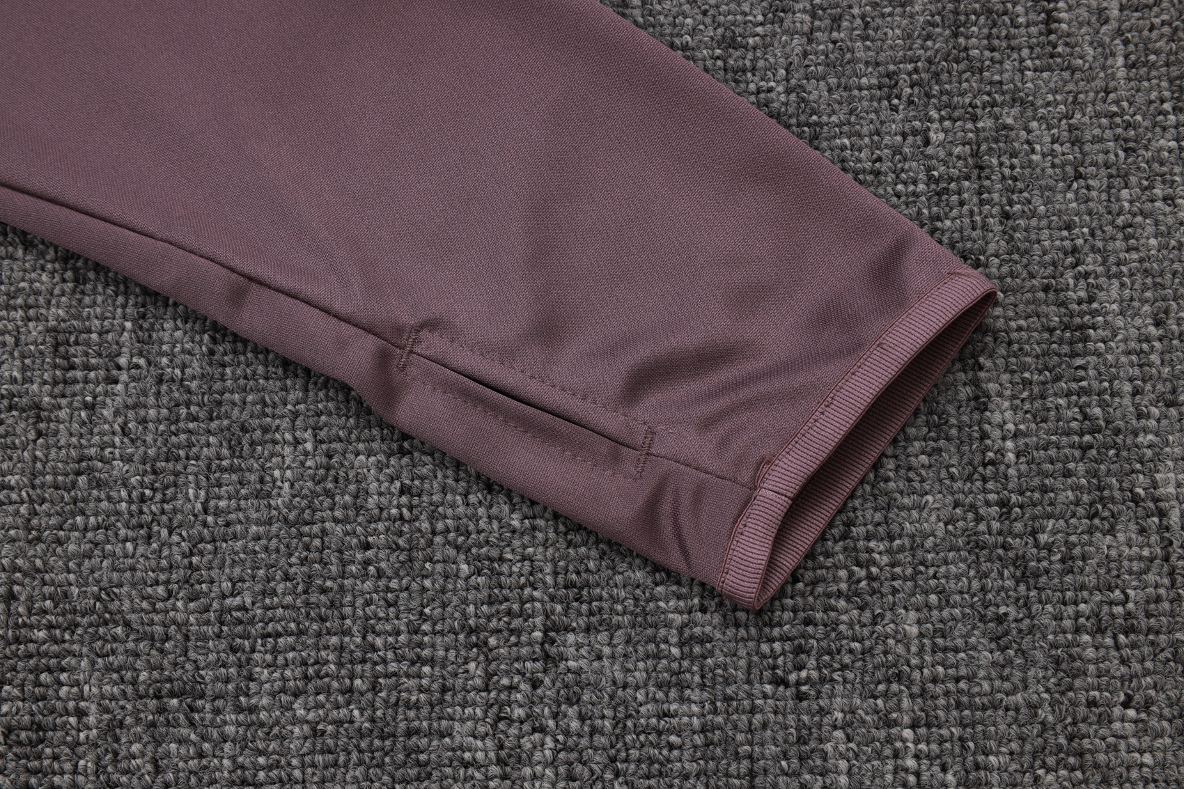 Manchester United Training Kit (Sweatshirt+Pants) Grayish Purple 2025/26 - Image 3