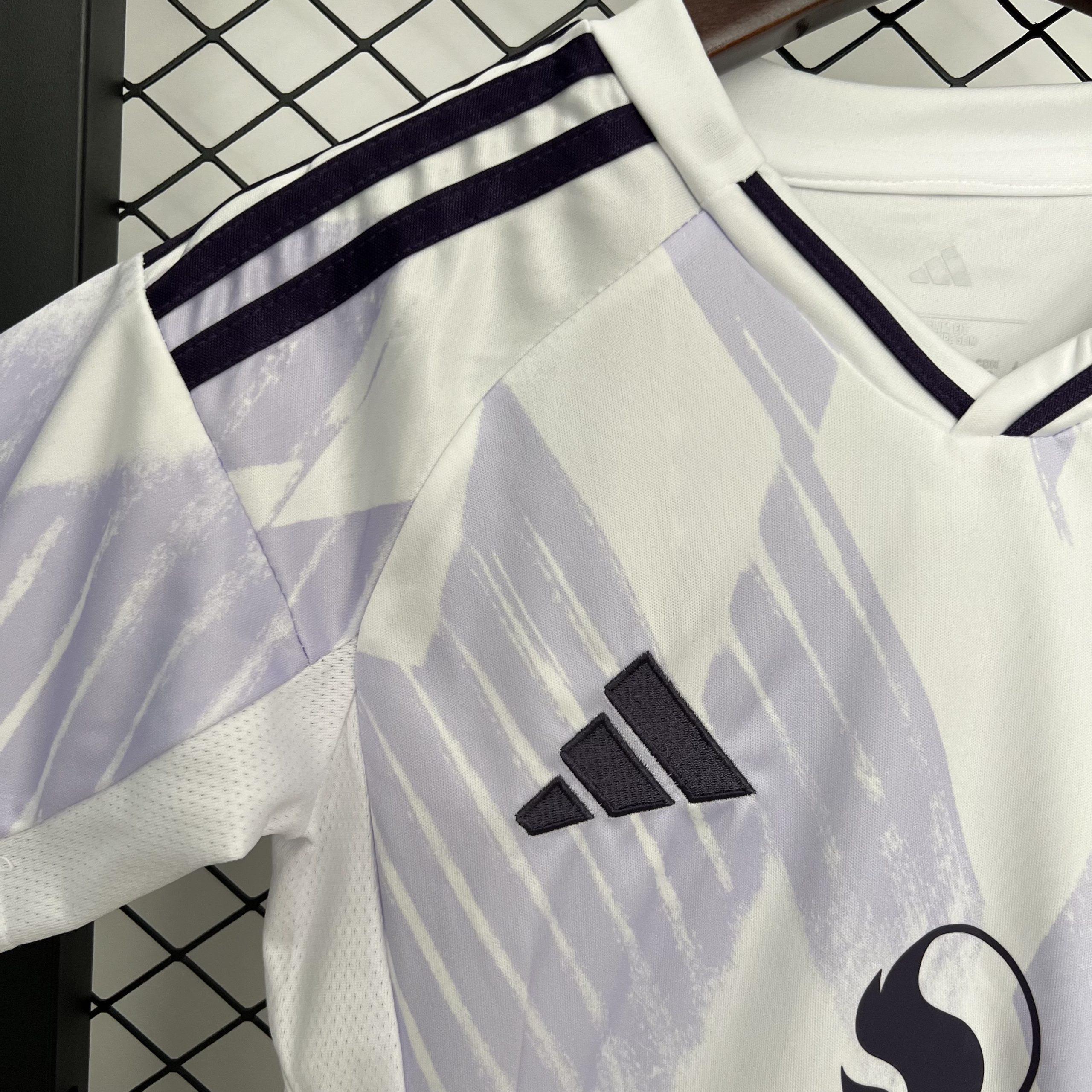 Manchester United Away Kids Kit Jersey+Shorts 2025/26 - Image 3