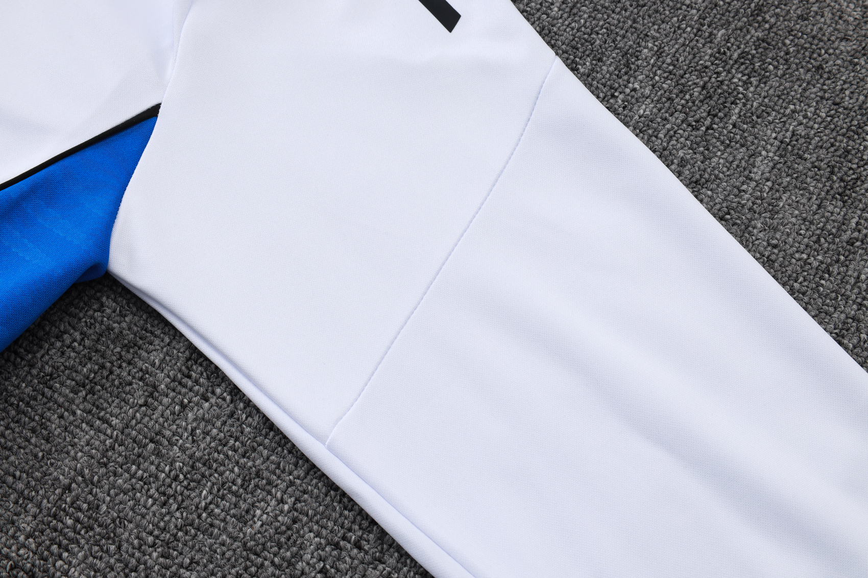 Manchester United Training Kit (Sweatshirt+Pants) White 2025/26 - Image 4