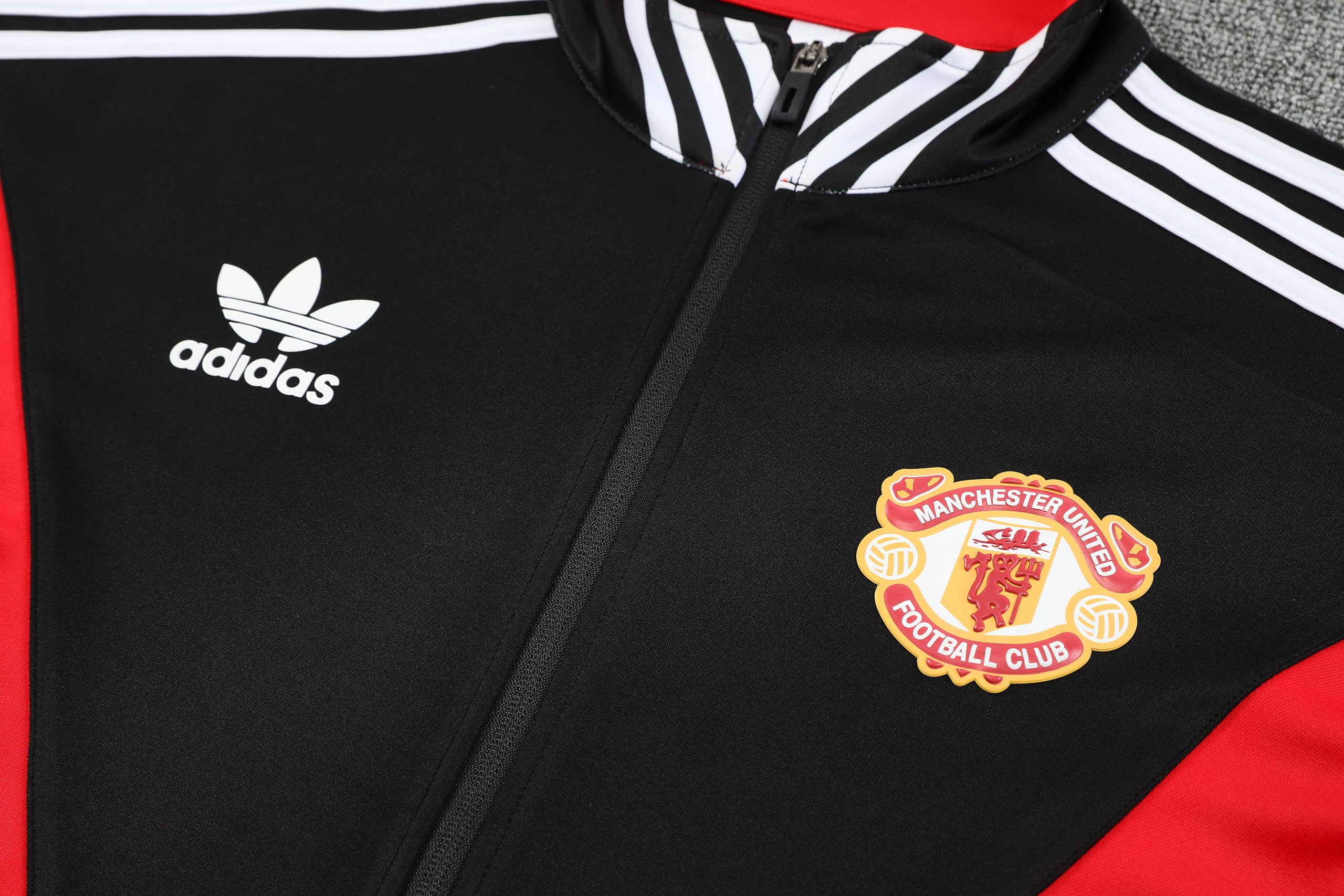 Manchester United Retro Training Kit (Jacket+Pants) 2025/26 - Image 4