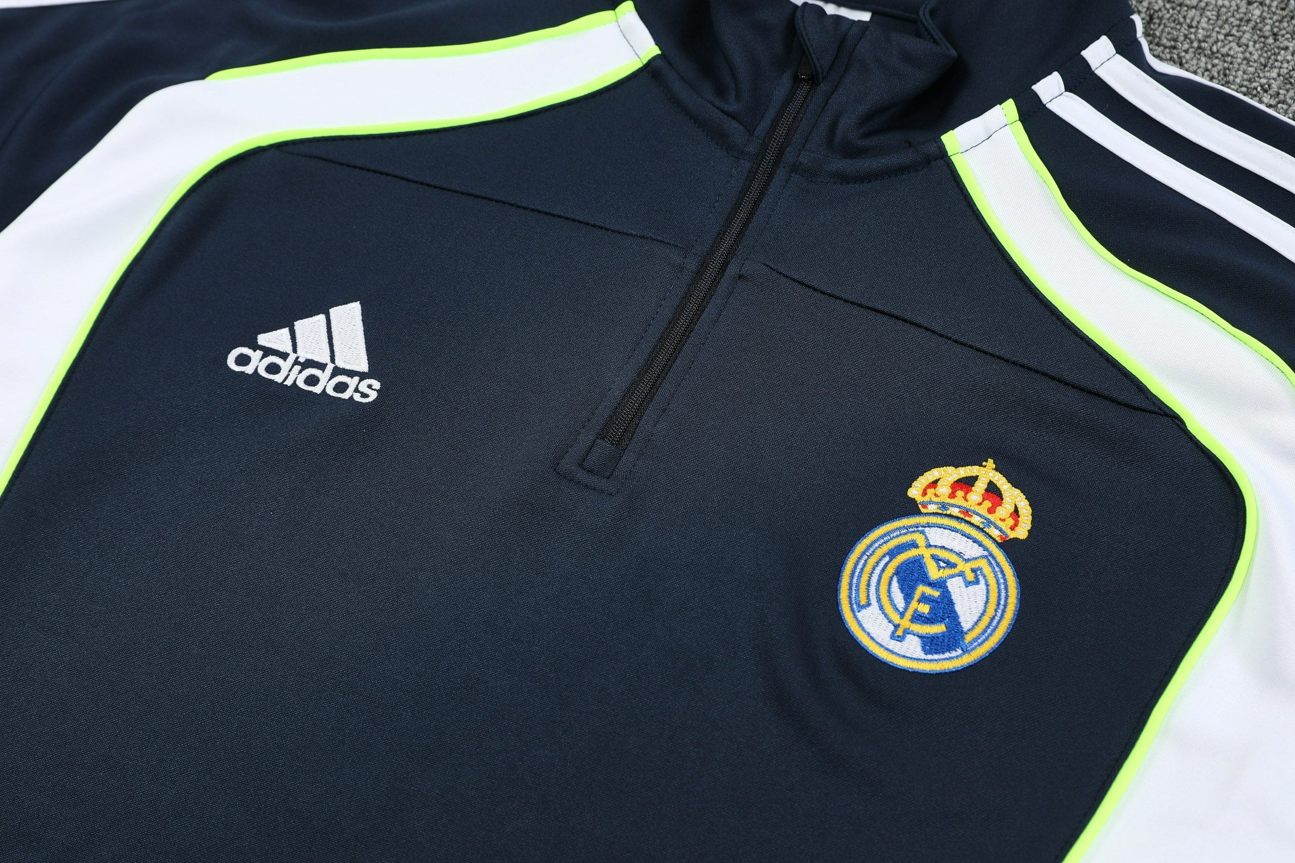 Real Madrid Training Kit (Sweatshirt+Pants) Cyan 2025/26 - Image 3