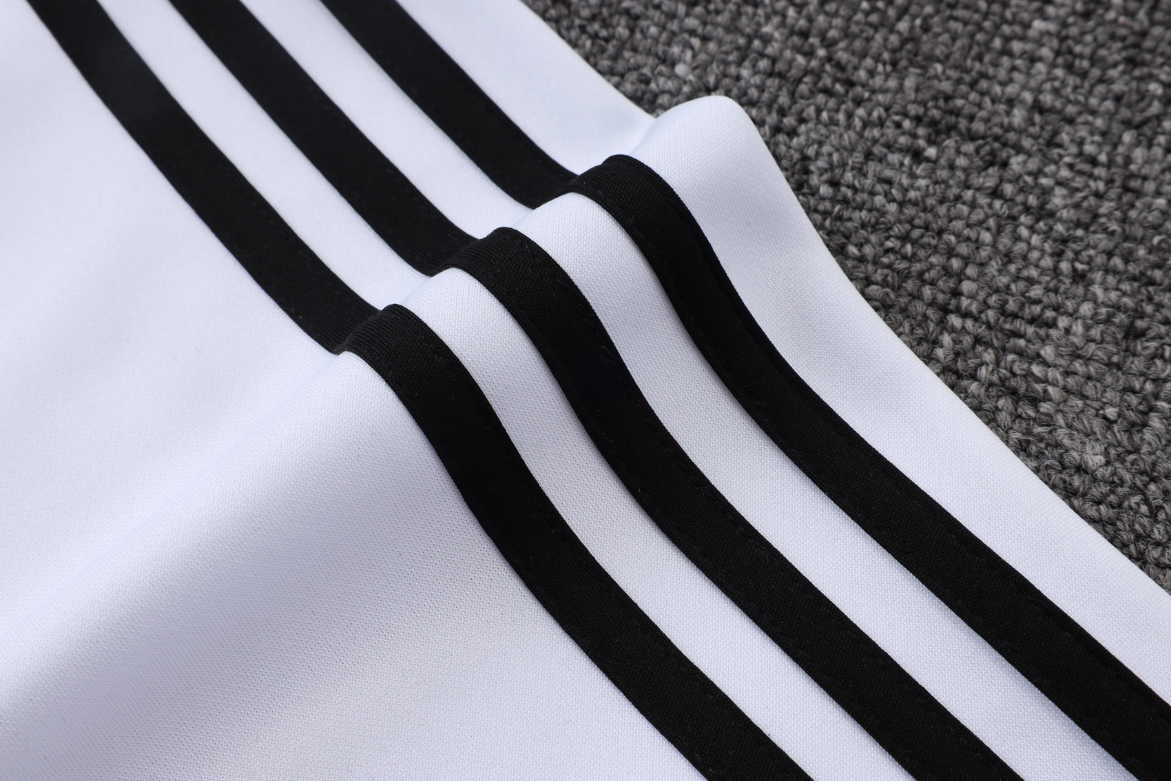 Juventus Training Kit (Sweatshirt+Pants) White 2025/26 - Image 2