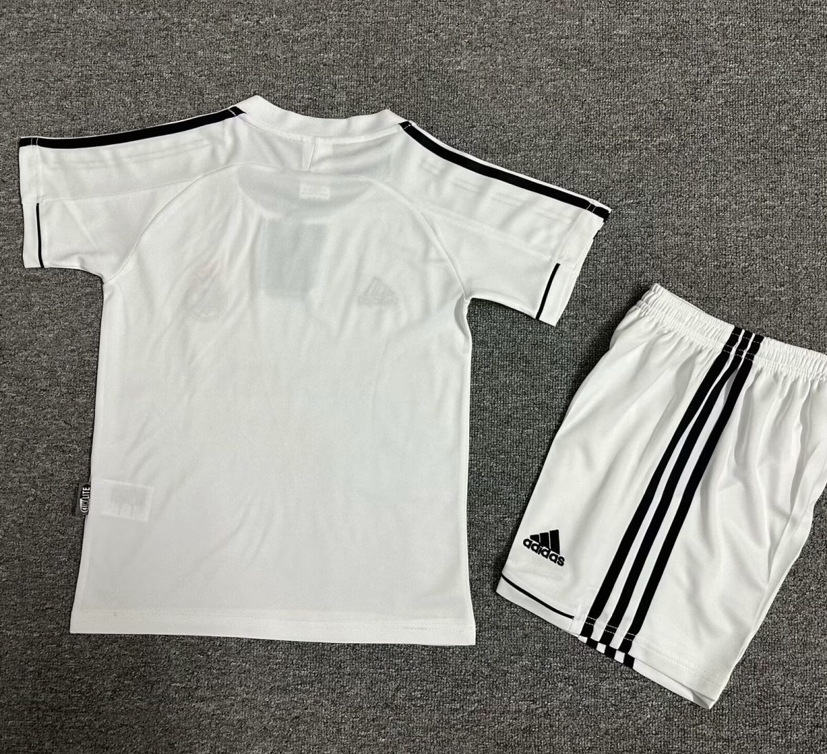 Real Madrid Retro Jersey Home Kids Kit Jersey+Shorts 2003-04 - Image 2