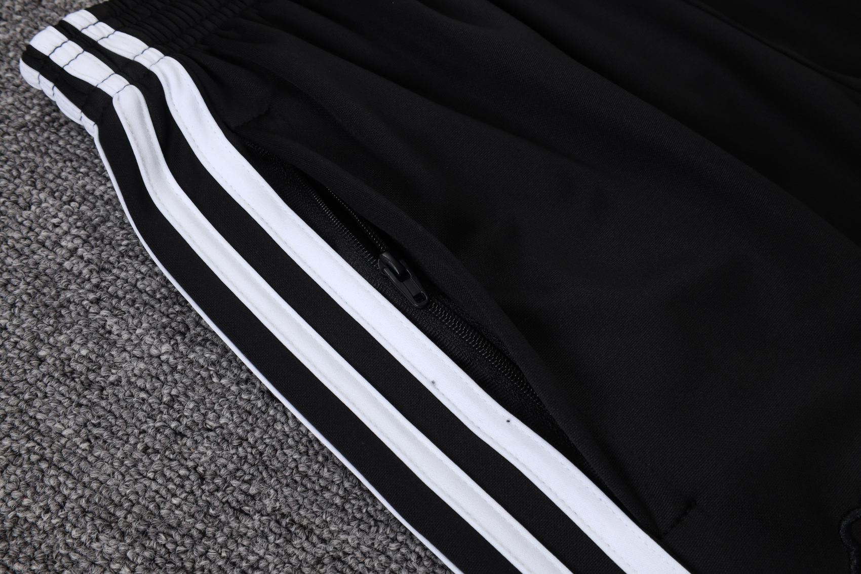 Manchester United Training Kit (Sweatshirt+Pants) Blue 2025/26 - Image 2