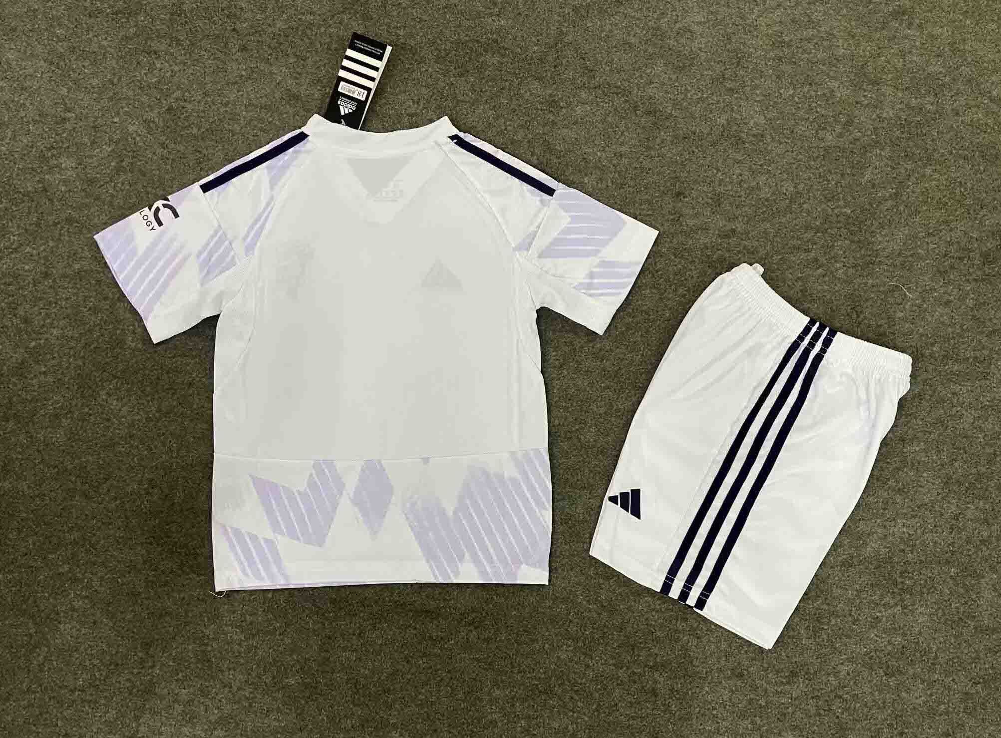 Manchester United Away Kids Kit Jersey+Shorts 2025/26 - Image 2