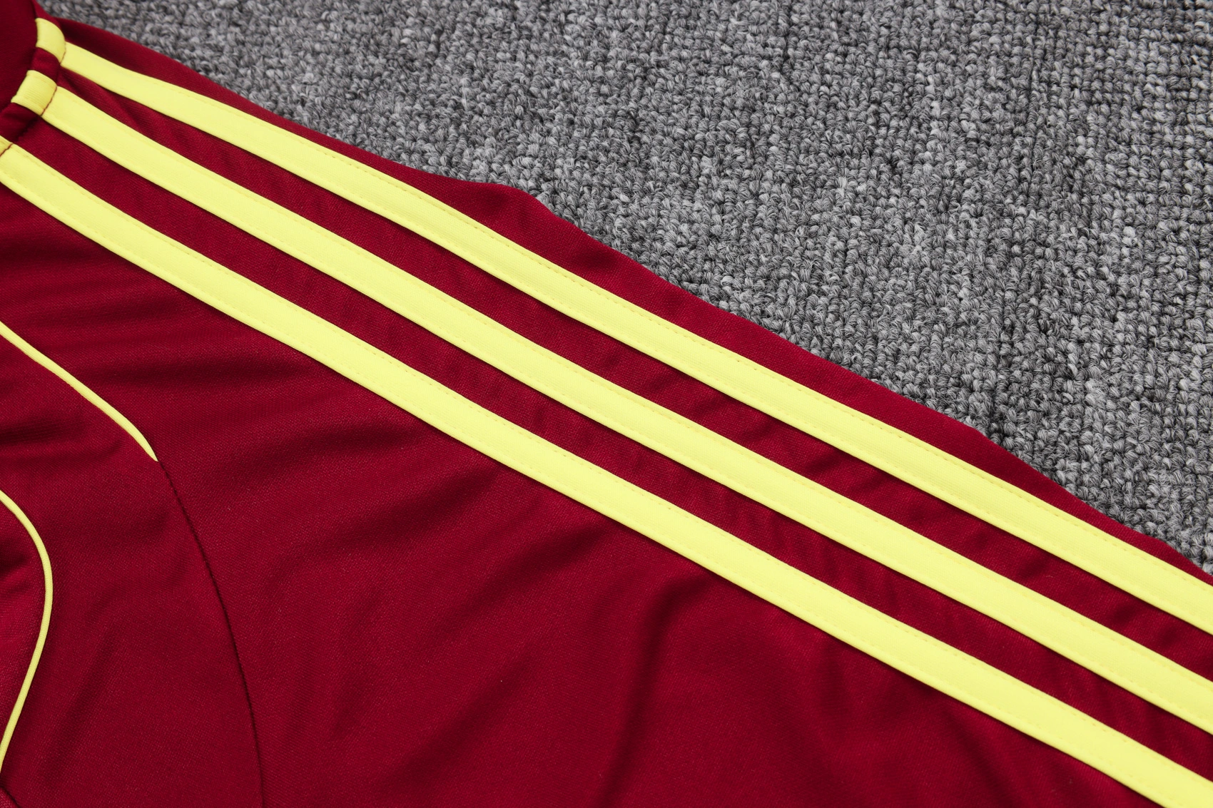 Arsenal Training Kit (Sweatshirt+Pants) Red 2025/26 - Image 2