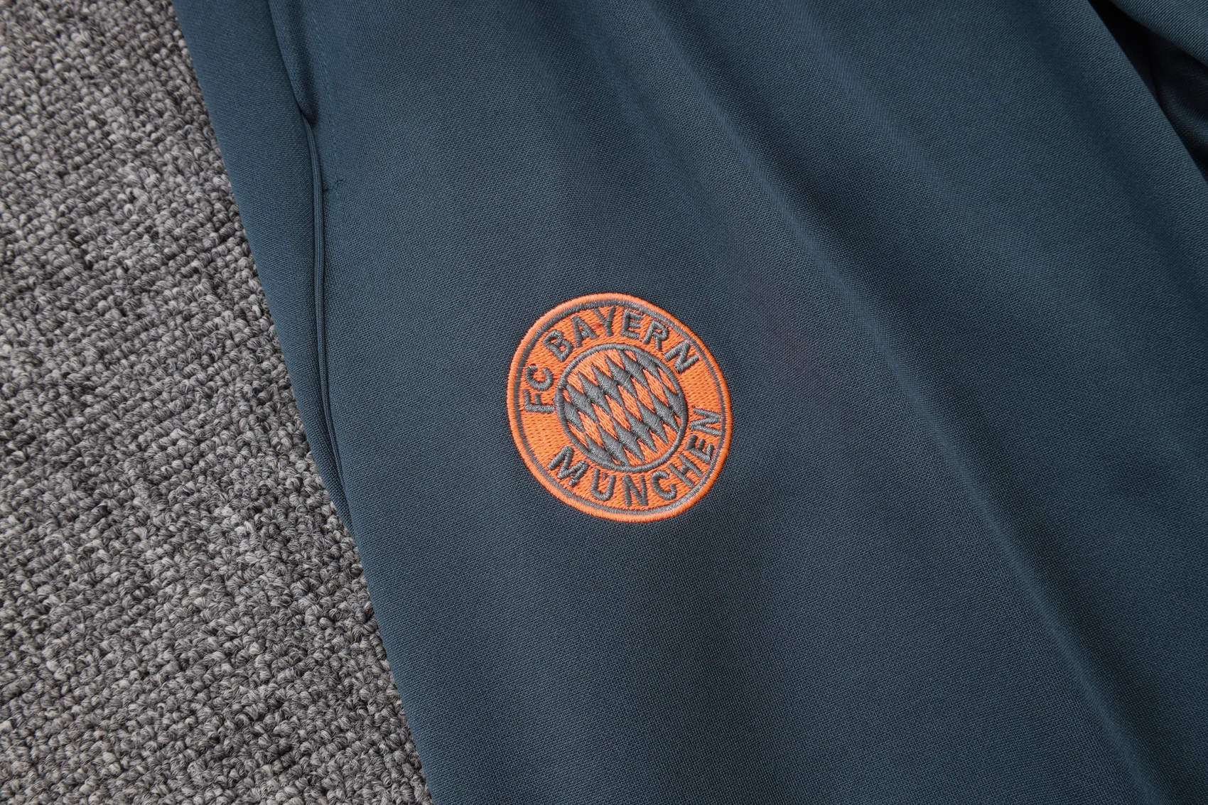 Arsenal Training Kit (Jacket+Pants) Deep Grey 2025/26 - Image 2
