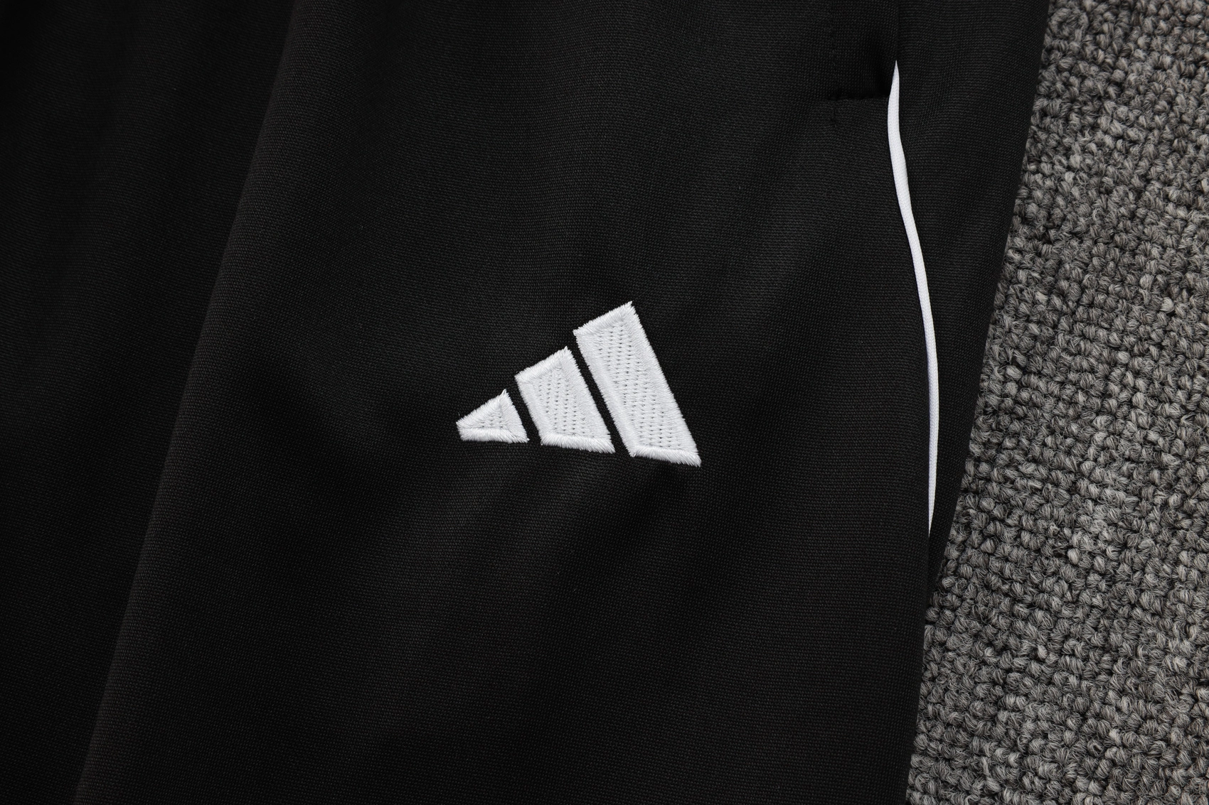 Arsenal Training Kit (Sweatshirt+Pants) Red 2025/26 - Image 2