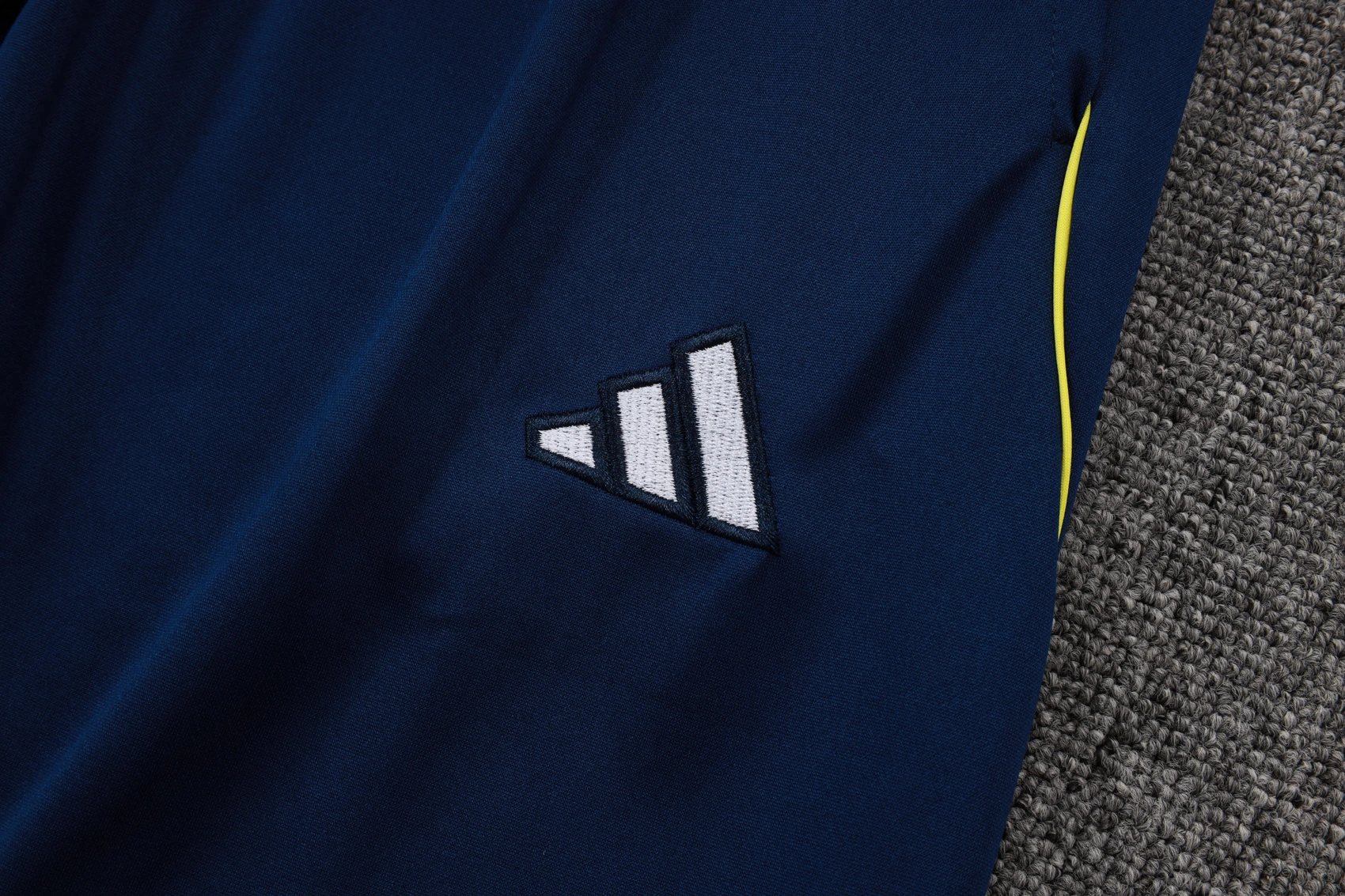 Arsenal Training Kit (Sweatshirt+Pants) Colorful 2025/26 - Image 3