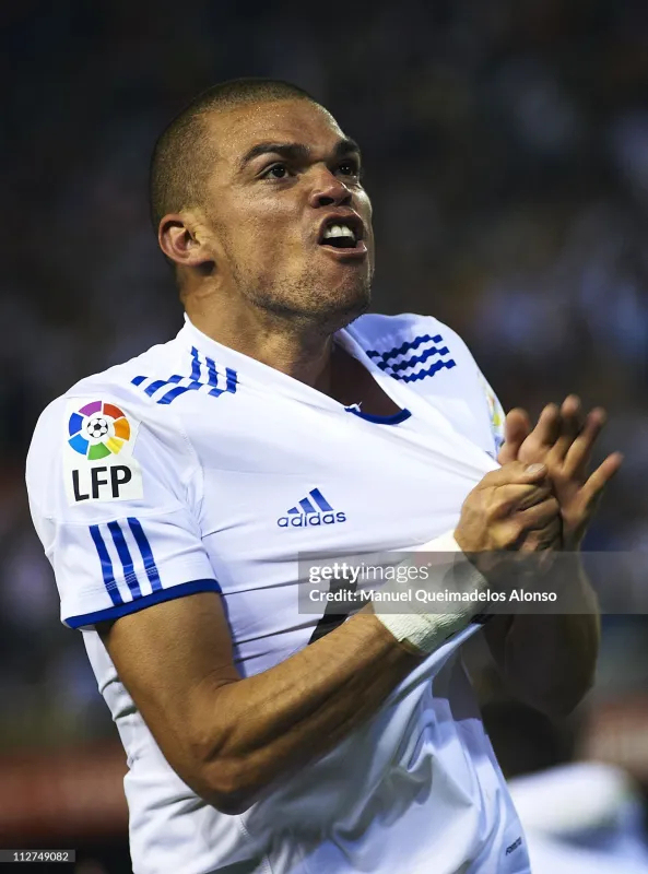 Real Madrid Retro Jersey Home Soccer Shirt 2010/11 - Image 4