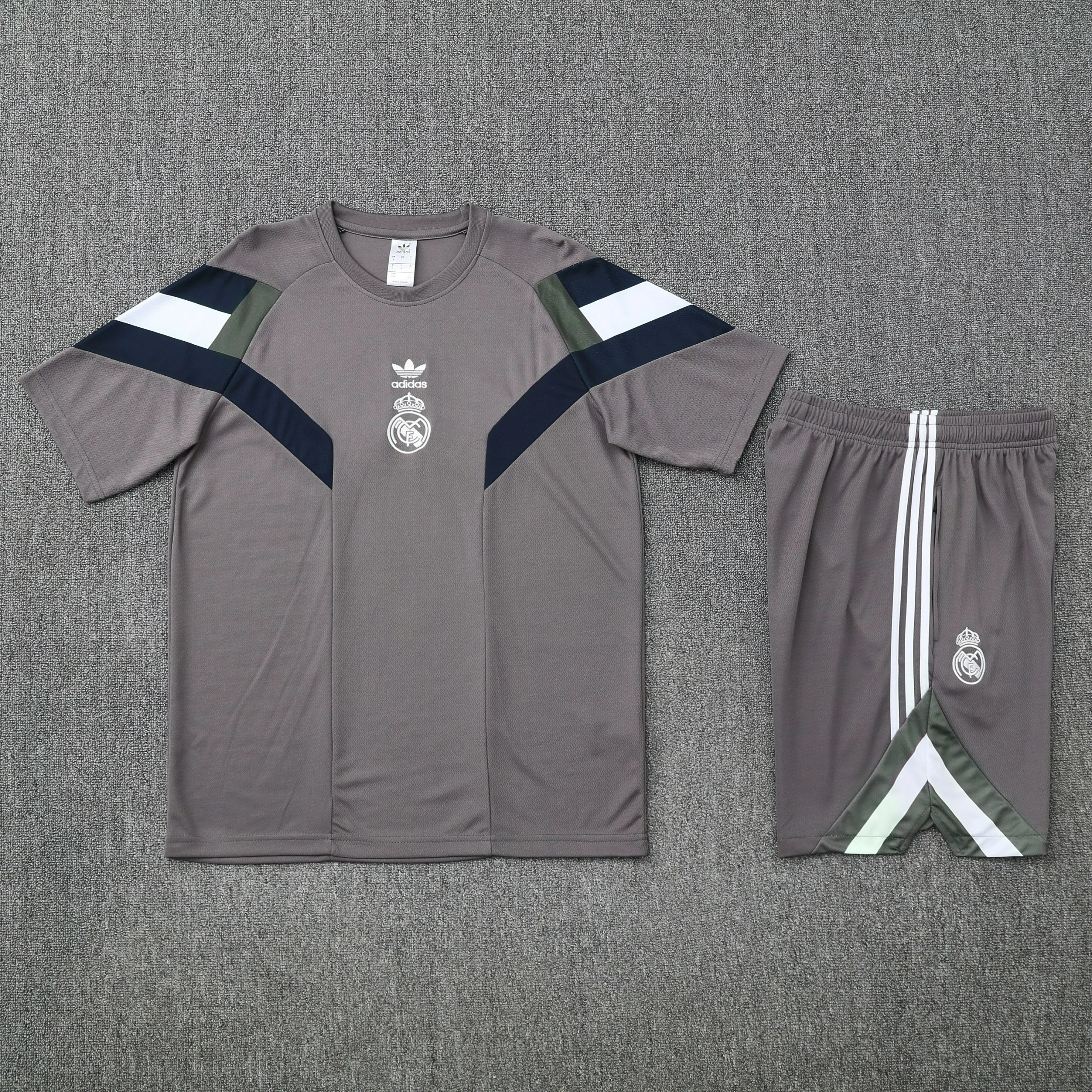 Real Madrid Training Jersey Kit Gray 2025/26 - Image 3