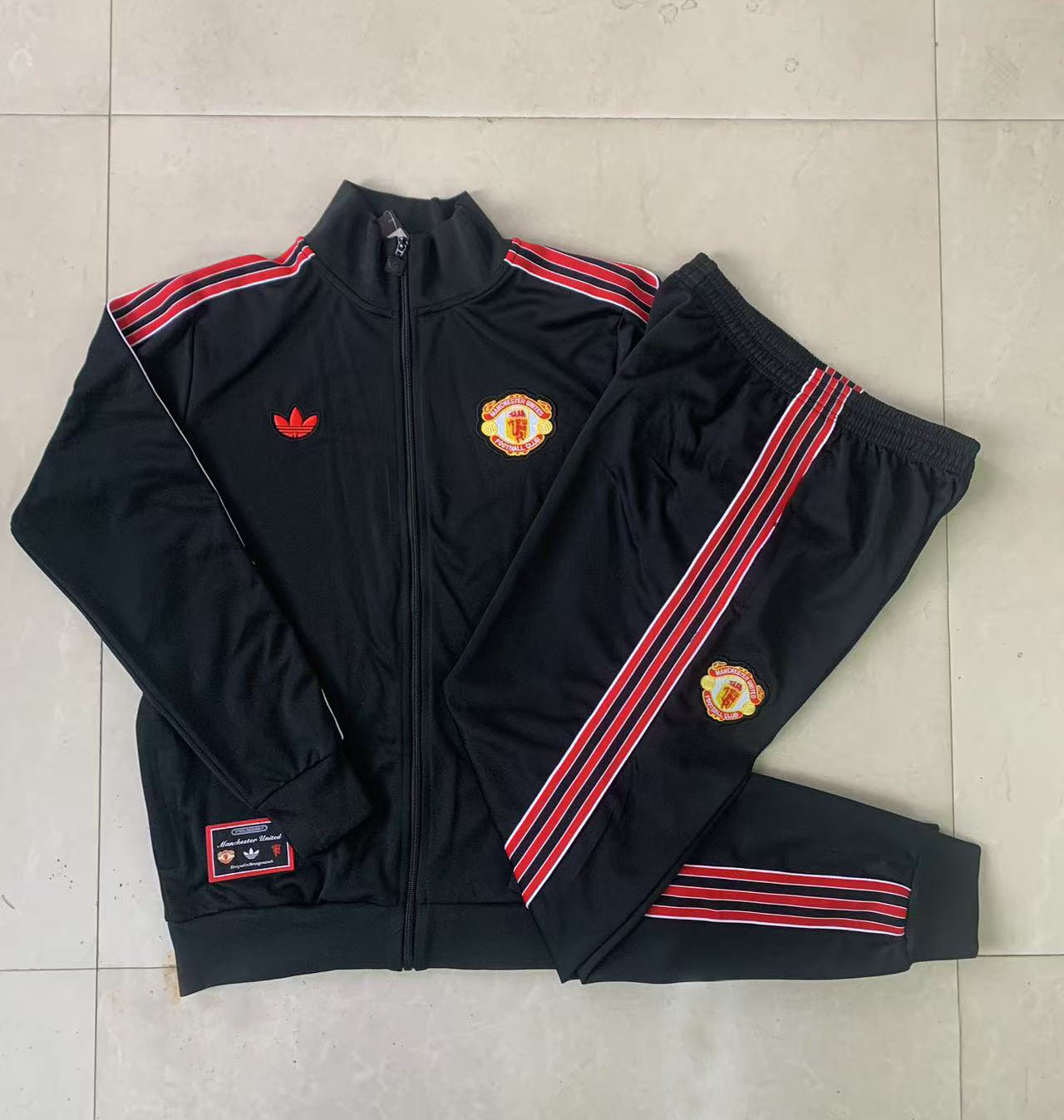 Kids Manchester United Training Kit (Jacket+Pants) Black 2025/26 - Image 2