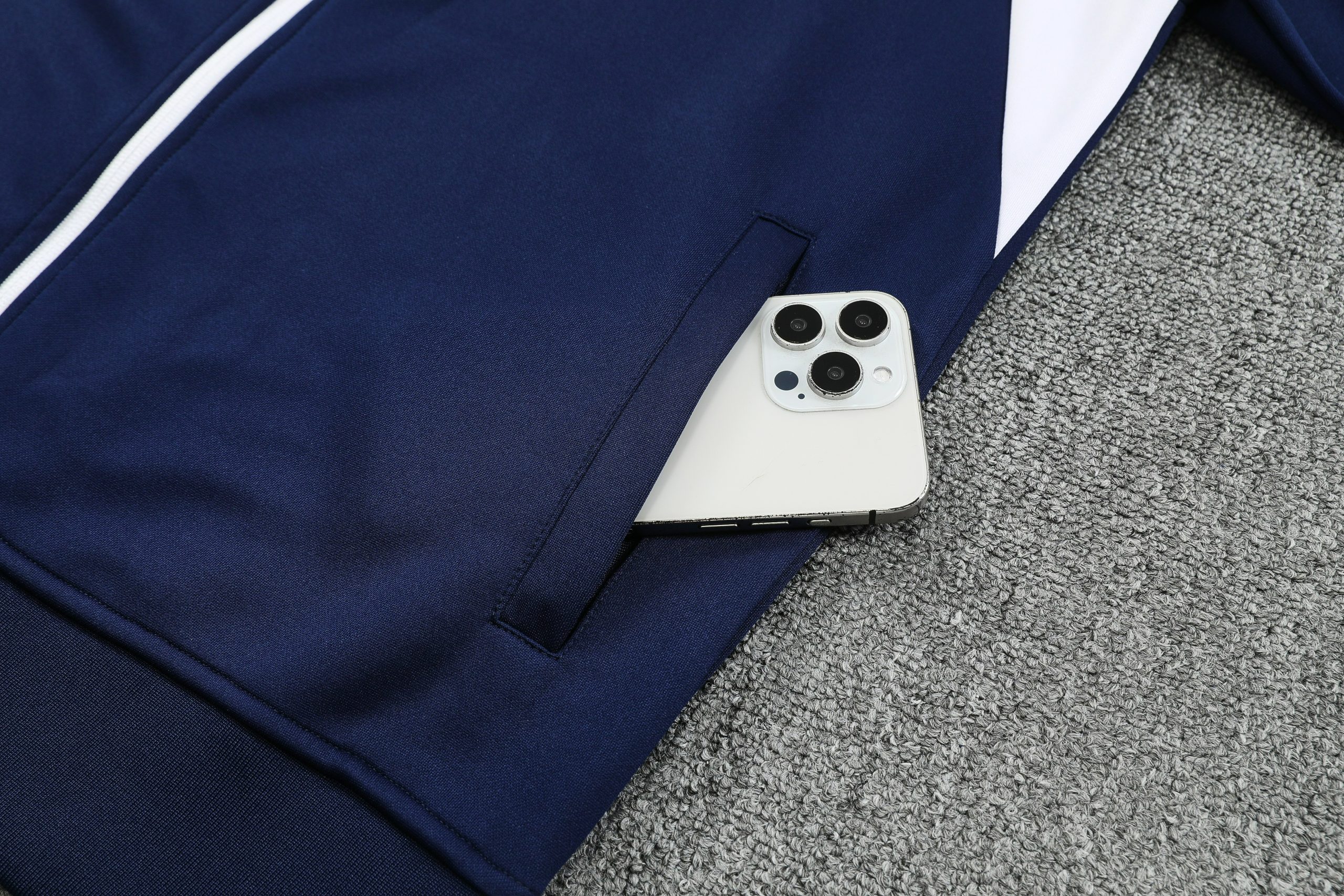 Manchester United Retro Training Kit (Jacket+Pants) 2025/26 - Image 4