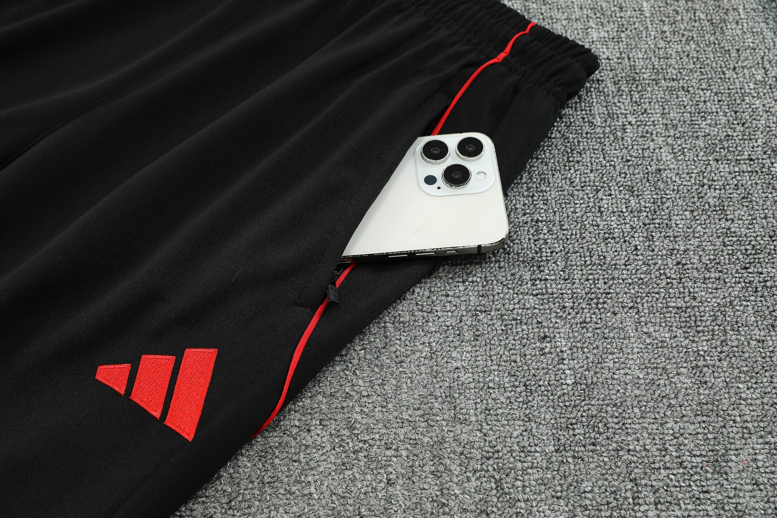 Manchester United Training Kit (Sweatshirt+Pants) White 2025/26 - Image 3