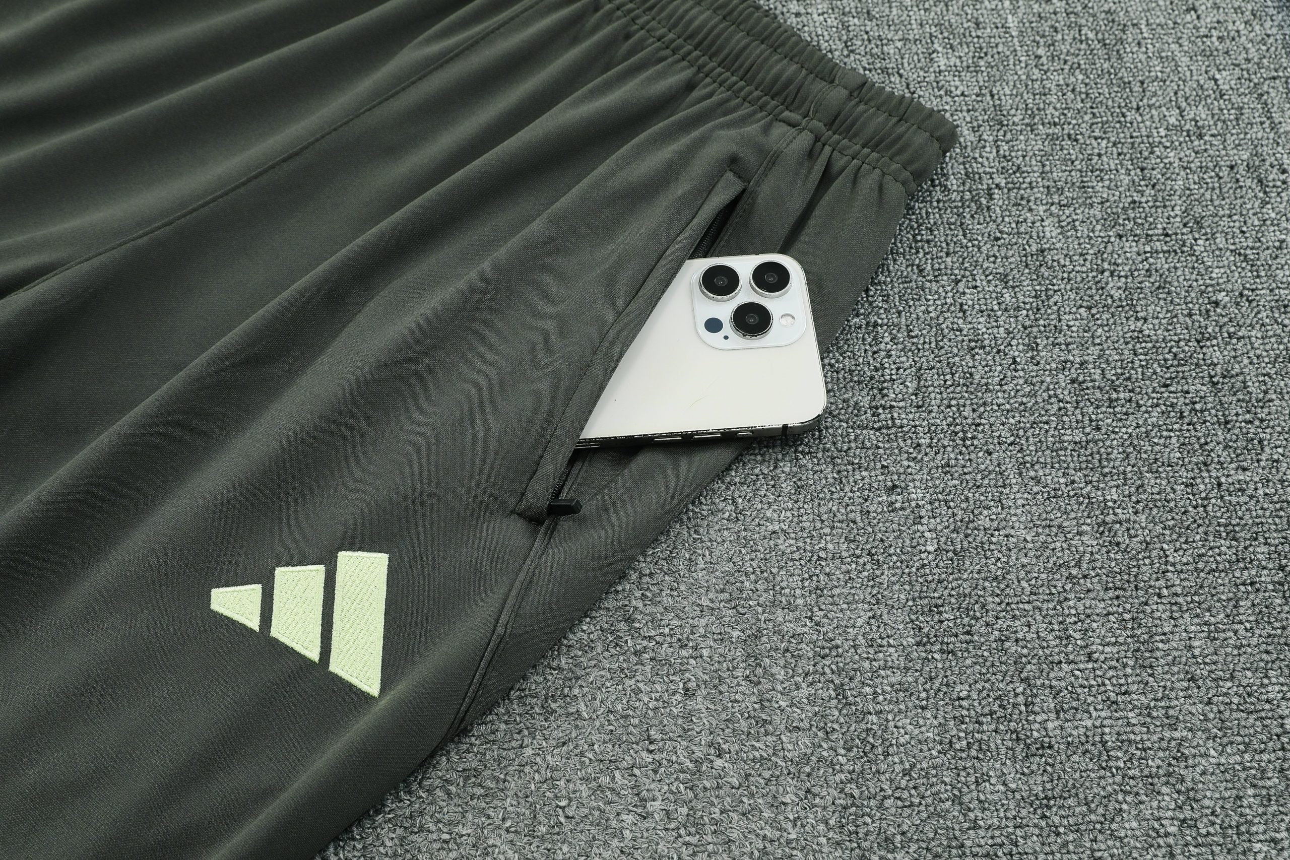 Real Madrid Training Kit (Sweatshirt+Pants) Light Green 2025/26 - Player Version - Image 3