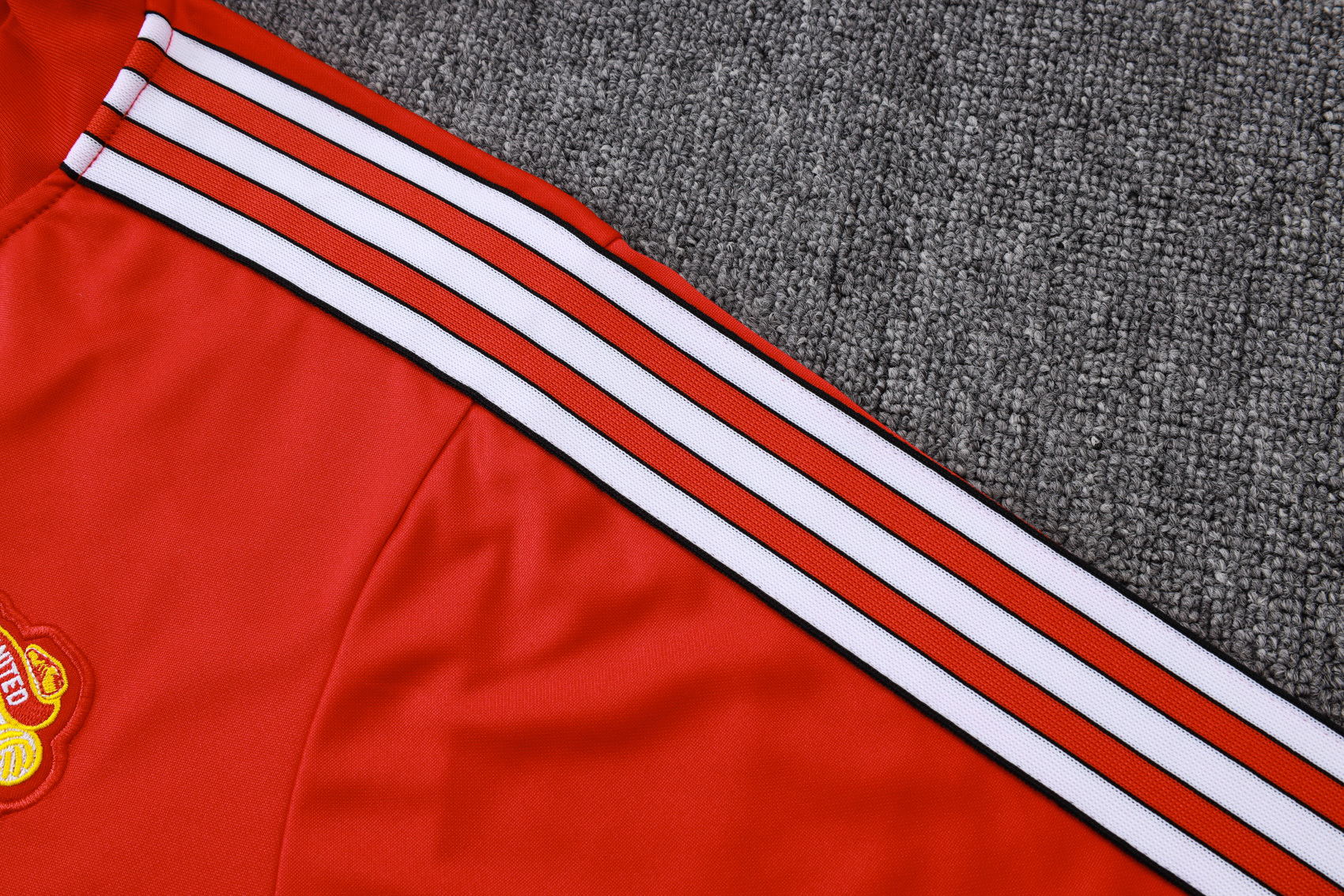 Manchester United Training Kit (Sweatshirt+Pants) Red 2025/26 - Image 2