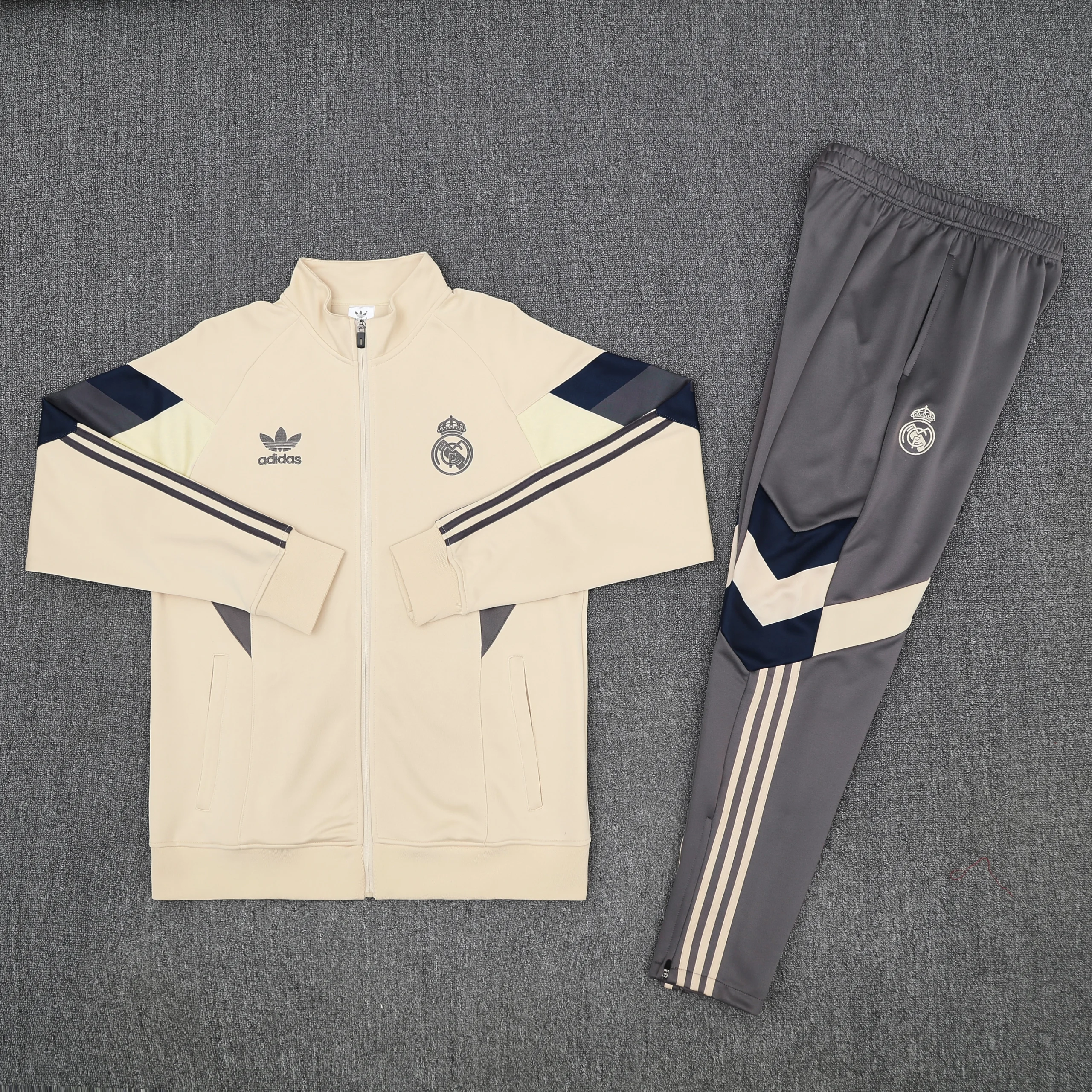 Real Madrid Training Kit (Jacket+Pants) 2025/26 - Image 3