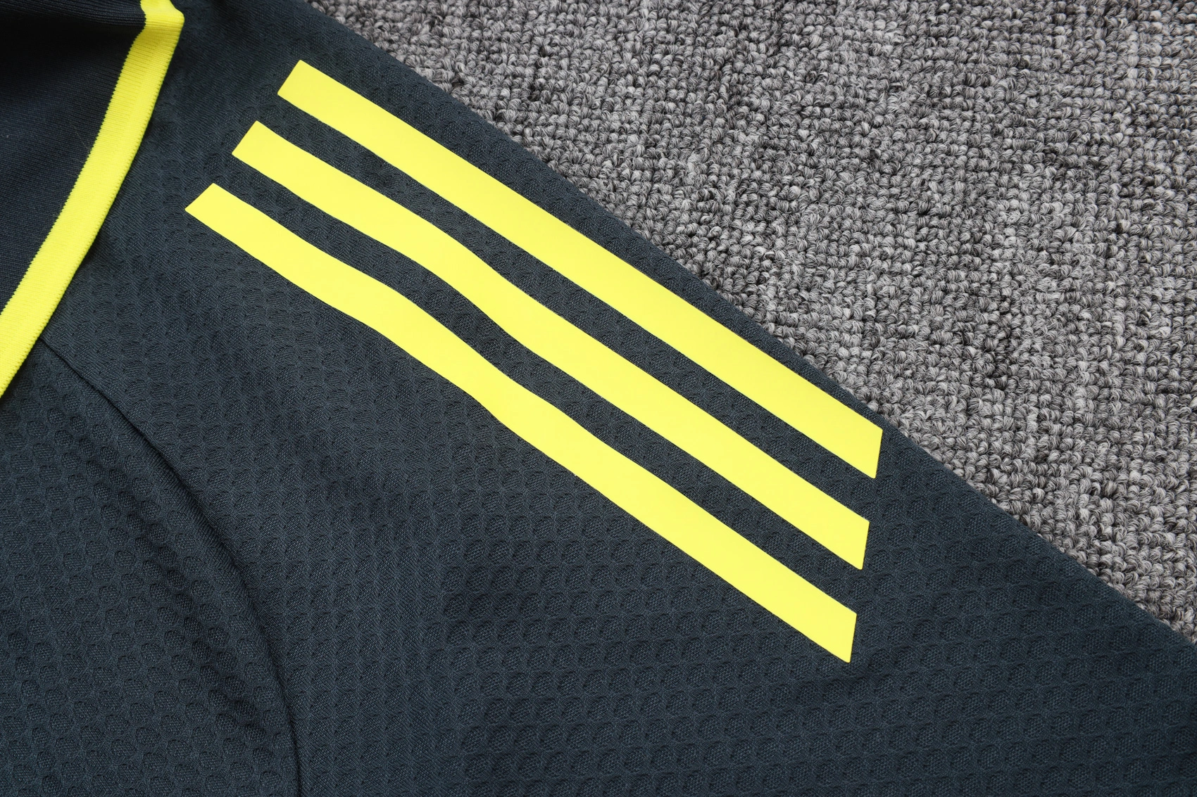 Real Madrid Training Kit (Polo+Pants) Gray 2025/26 - Image 4