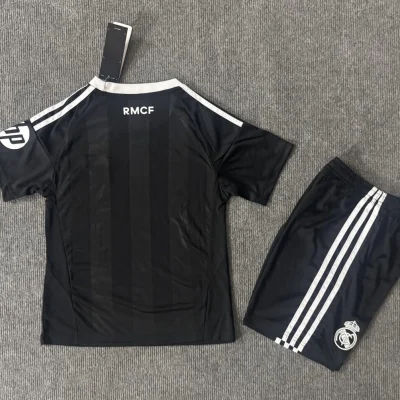 Alternative view of Real Madrid Soccer Jersey Black Goalkeeper Kids Kit Jersey+Shorts 2025/26