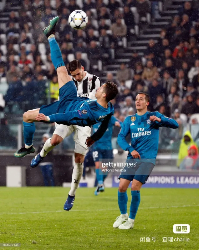 Real Madrid Retro Jersey Third Away Long Sleeve Soccer Shirt 2017/18 - Image 5