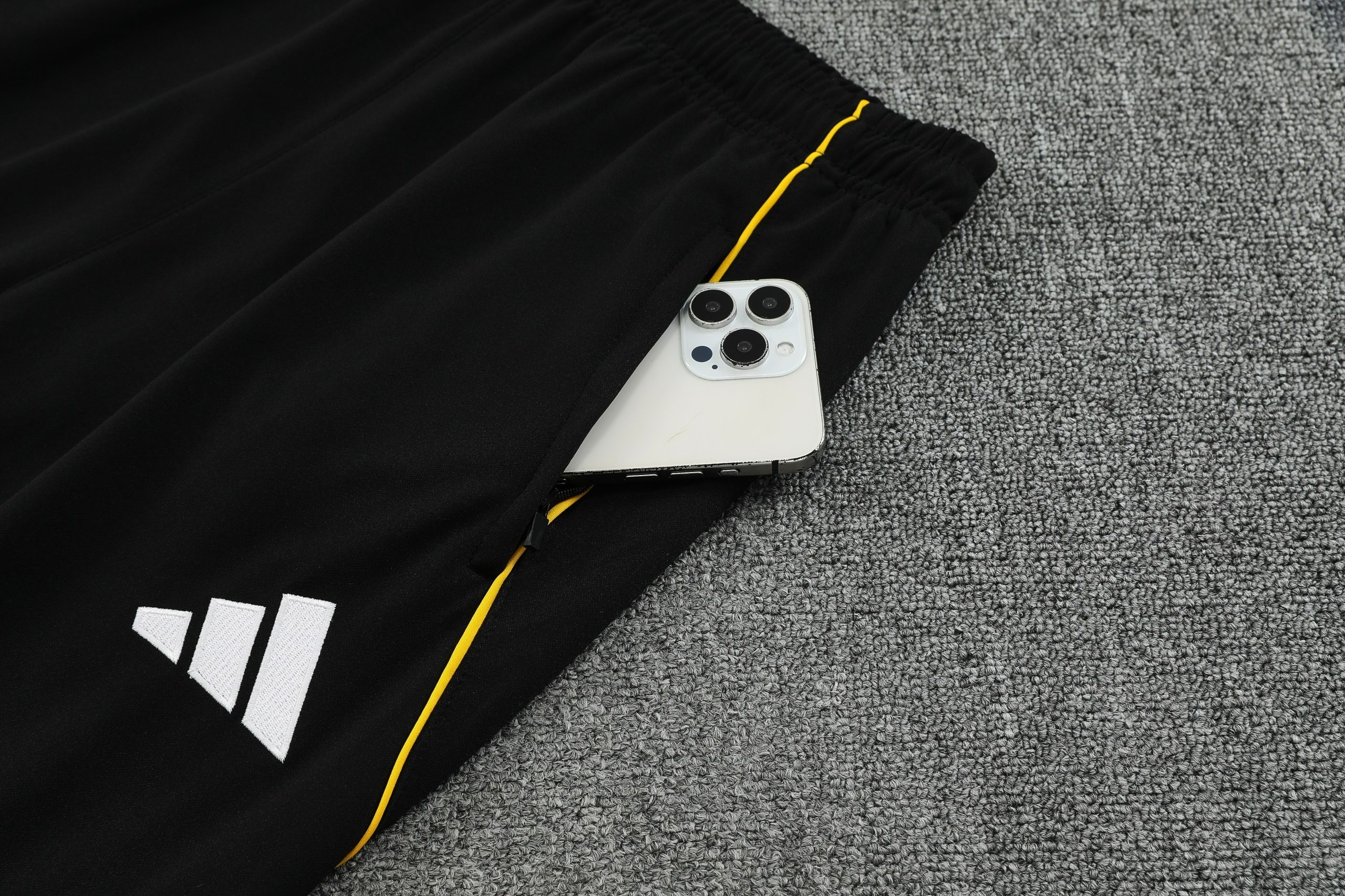 Real Madrid Training Kit (Sweatshirt+Pants) White 2025/26 - Player Version - Image 4