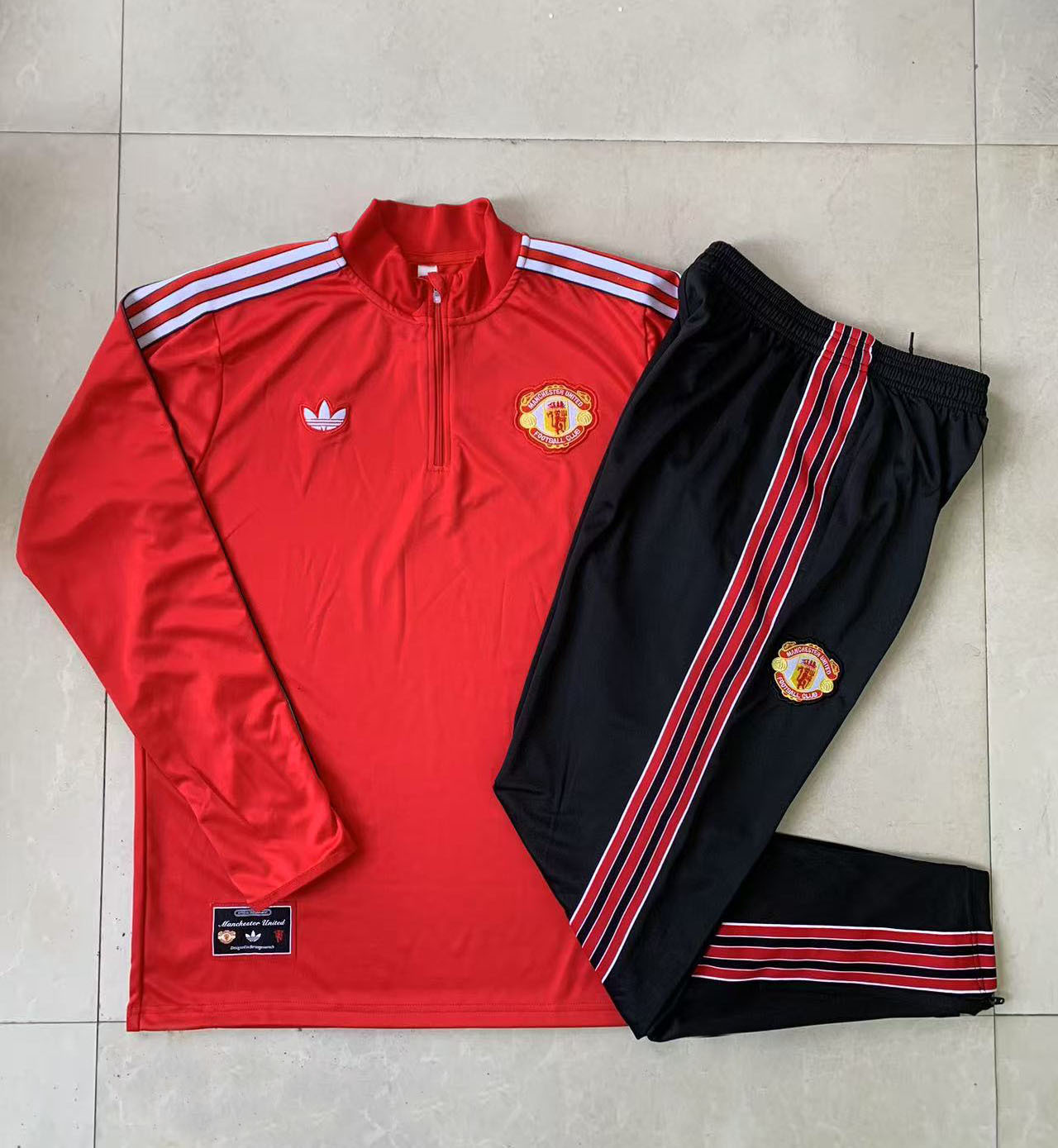 Kids Manchester United Training Kit (Sweatshirt+Pants) Red 2025/26 - Image 2