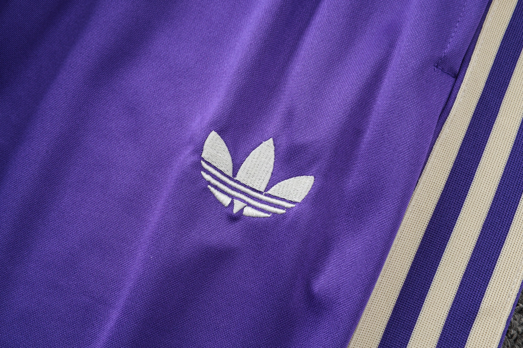 Real Madrid Training Kit (Polo+Pants) Apricot 2025/26 - Image 2