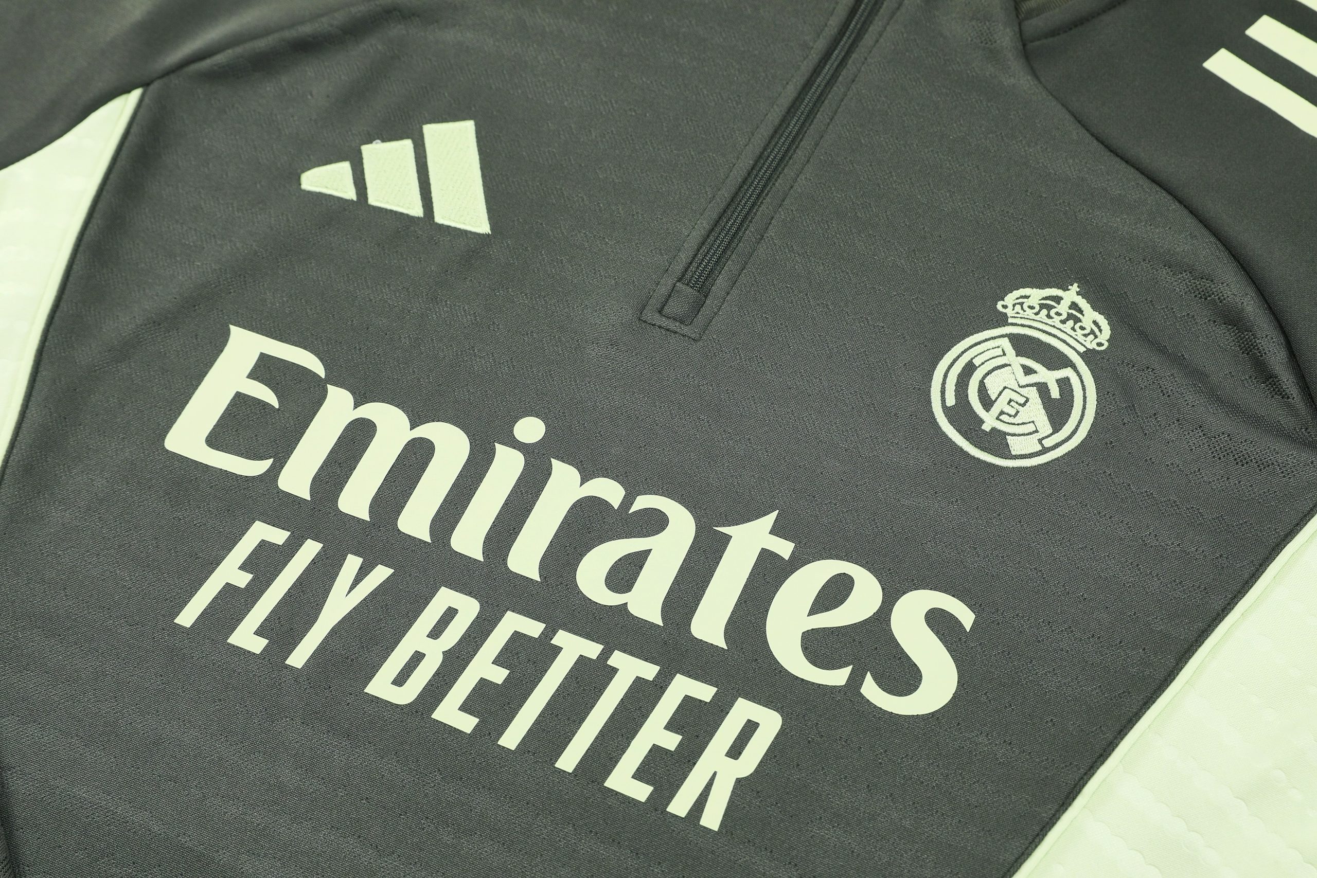 Real Madrid Training Kit (Sweatshirt+Pants) 2025/26 - Player Version - Image 4