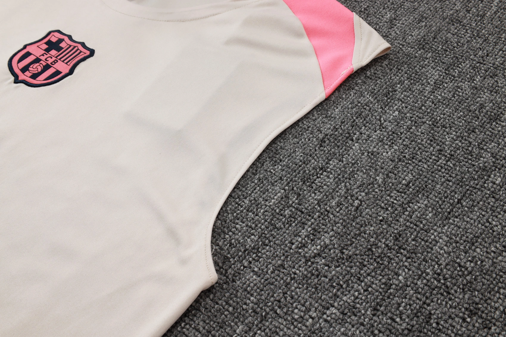Barcelona Sleeveless Training Kit Beige 2025/26 - Image 4