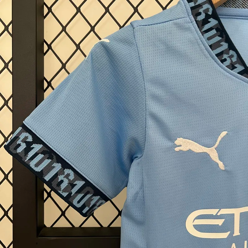 Manchester City Home Kids Kit Jersey+Shorts 2024/25 - Image 4