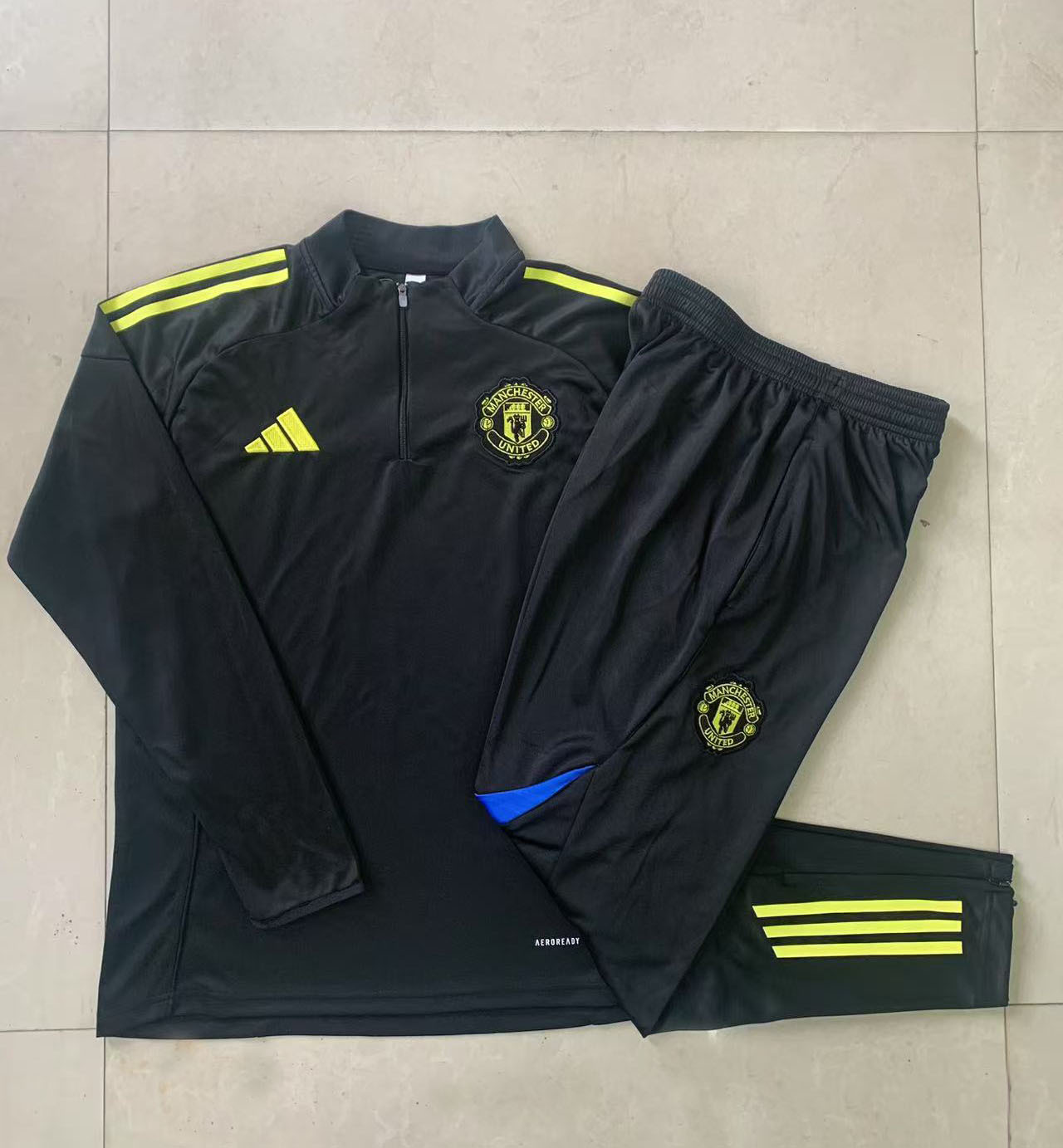 Kids Manchester United Training Kit (Sweatshirt+Pants) Black 2025/26 - Image 2