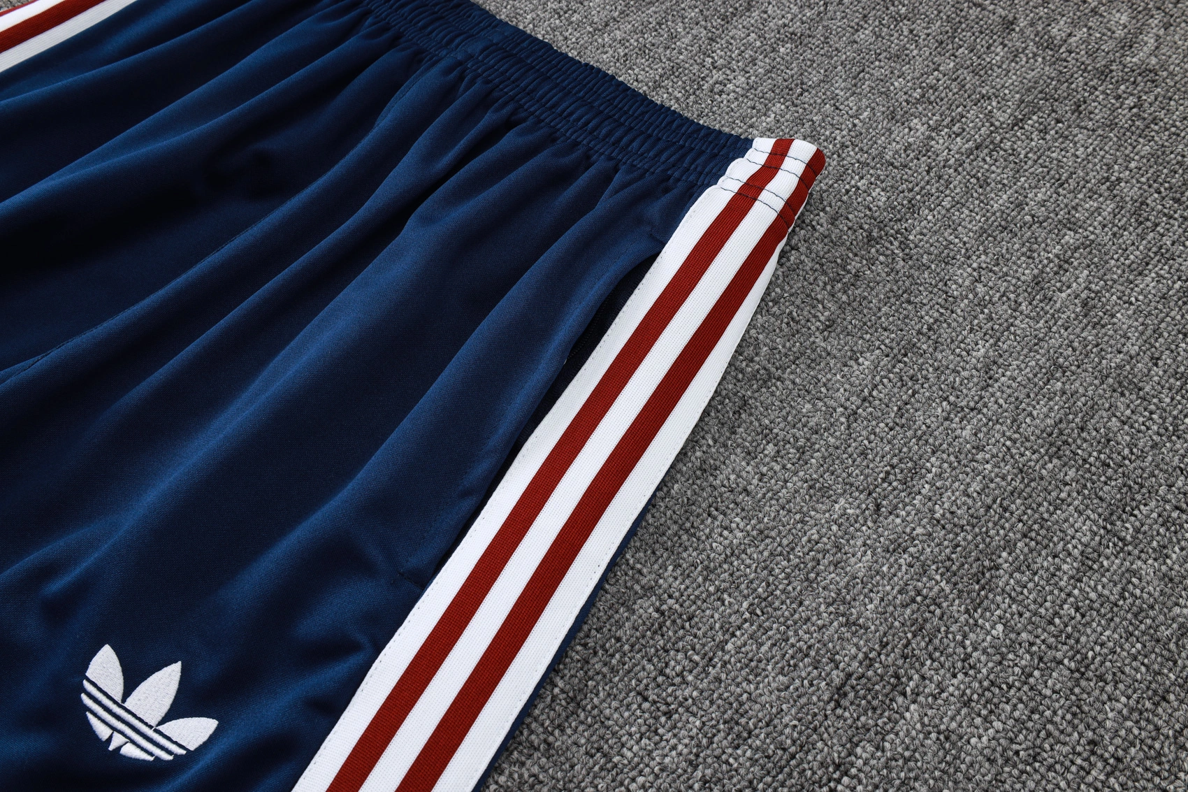 Arsenal Training Kit (Sweatshirt+Pants) Red 2025/26 - Image 2