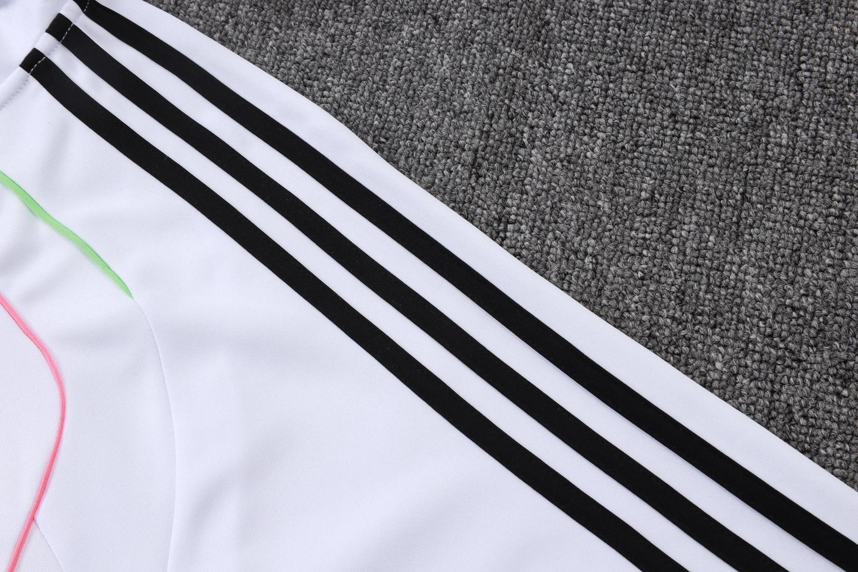 Juventus Training Kit (Sweatshirt+Pants) White 2025/26 - Image 3