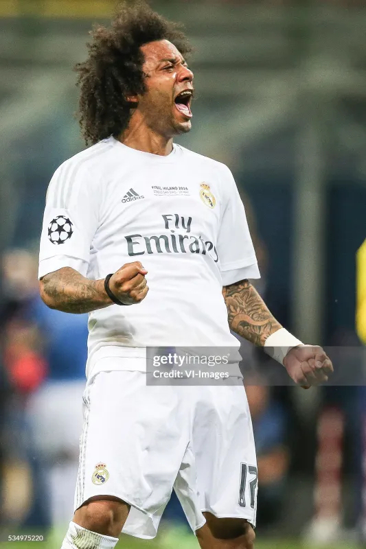 Real Madrid Retro Jersey Home Soccer Shirt 2015/16 - Image 4