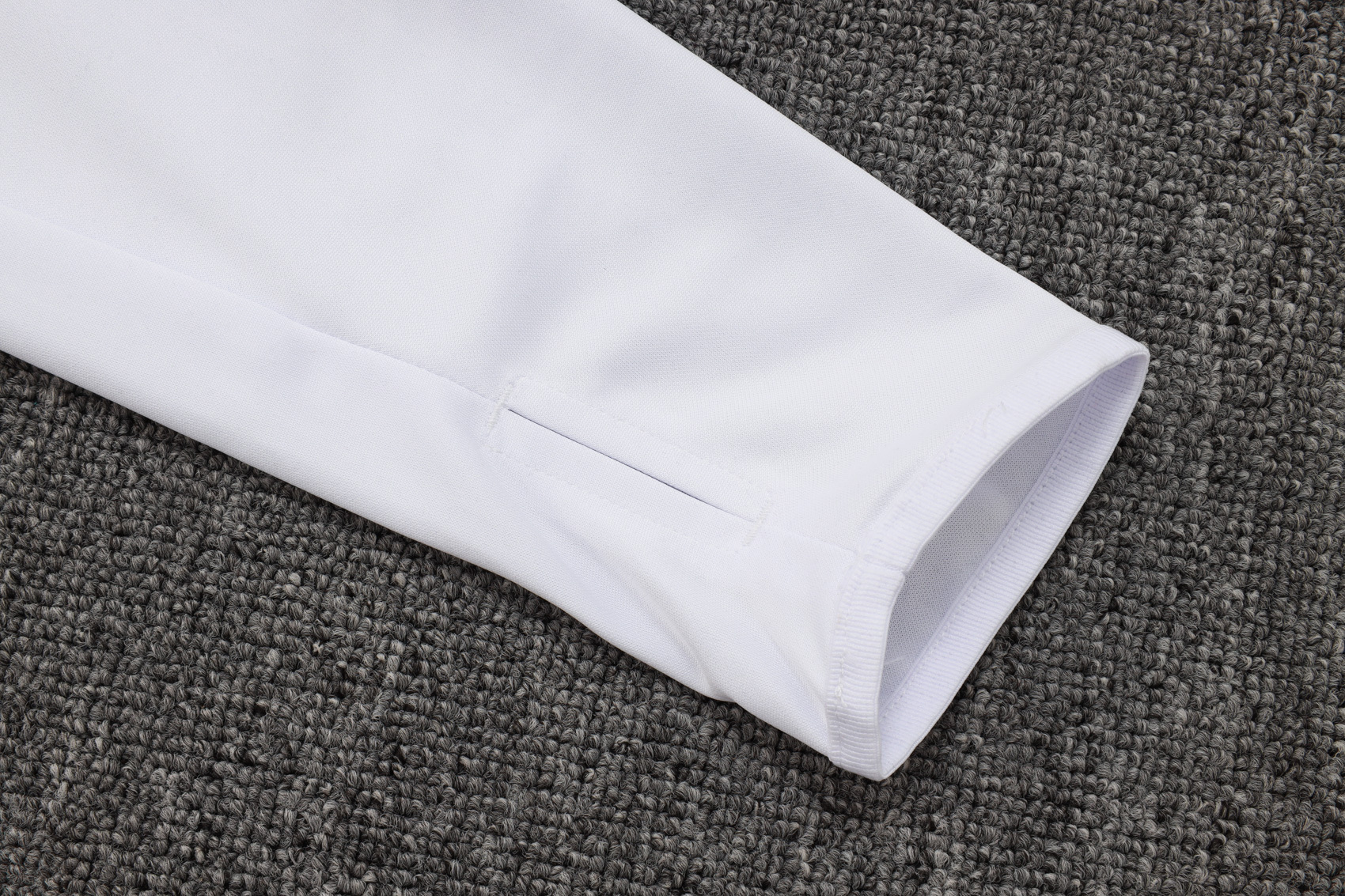 Liverpool Training Kit (Sweatshirt+Pants) White 2025/26 - Image 2