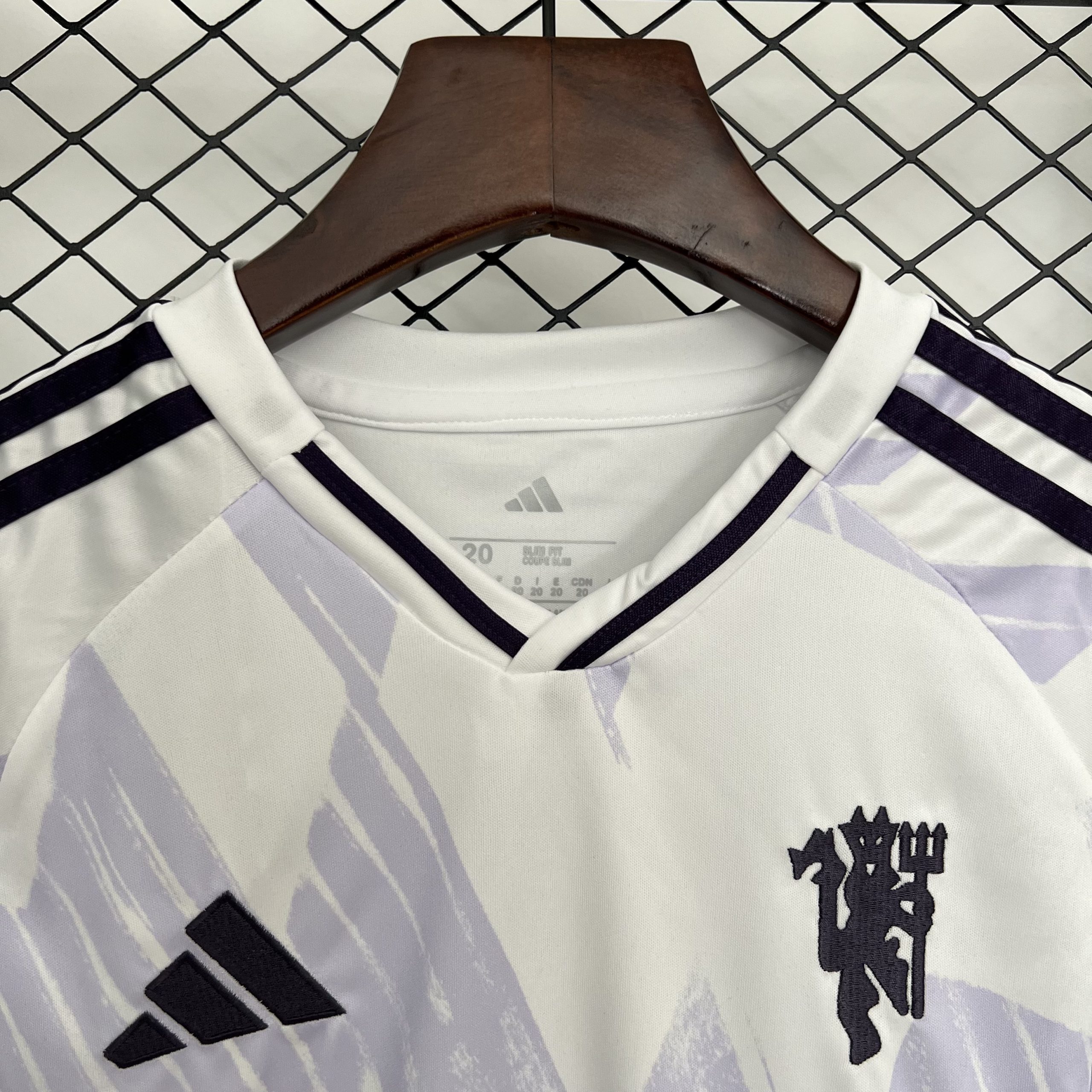 Manchester United Away Kids Kit Jersey+Shorts 2025/26 - Image 2