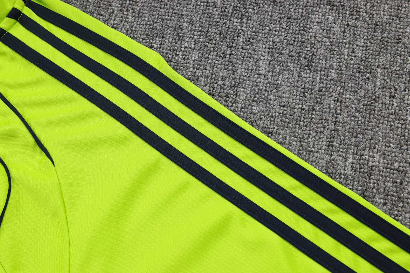 Real Madrid Training Kit (Sweatshirt+Pants) Green 2025/26 - Image 3