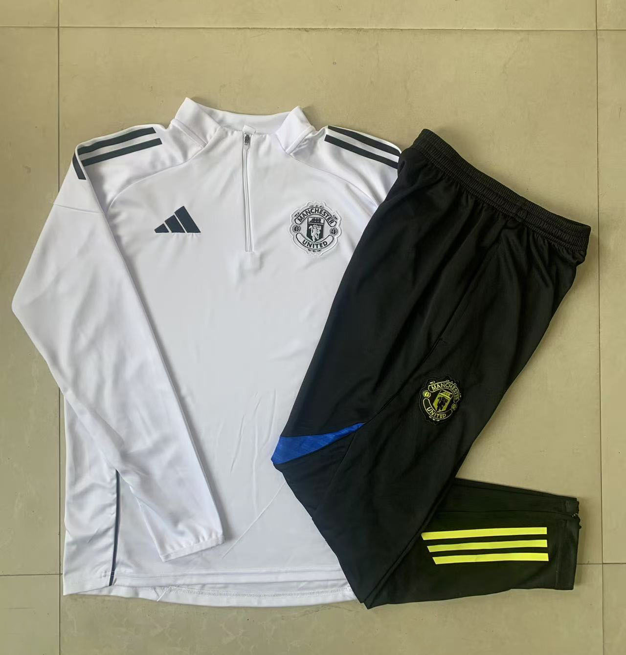 Kids Manchester United Training Kit (Sweatshirt+Pants) White 2025/26 - Image 2