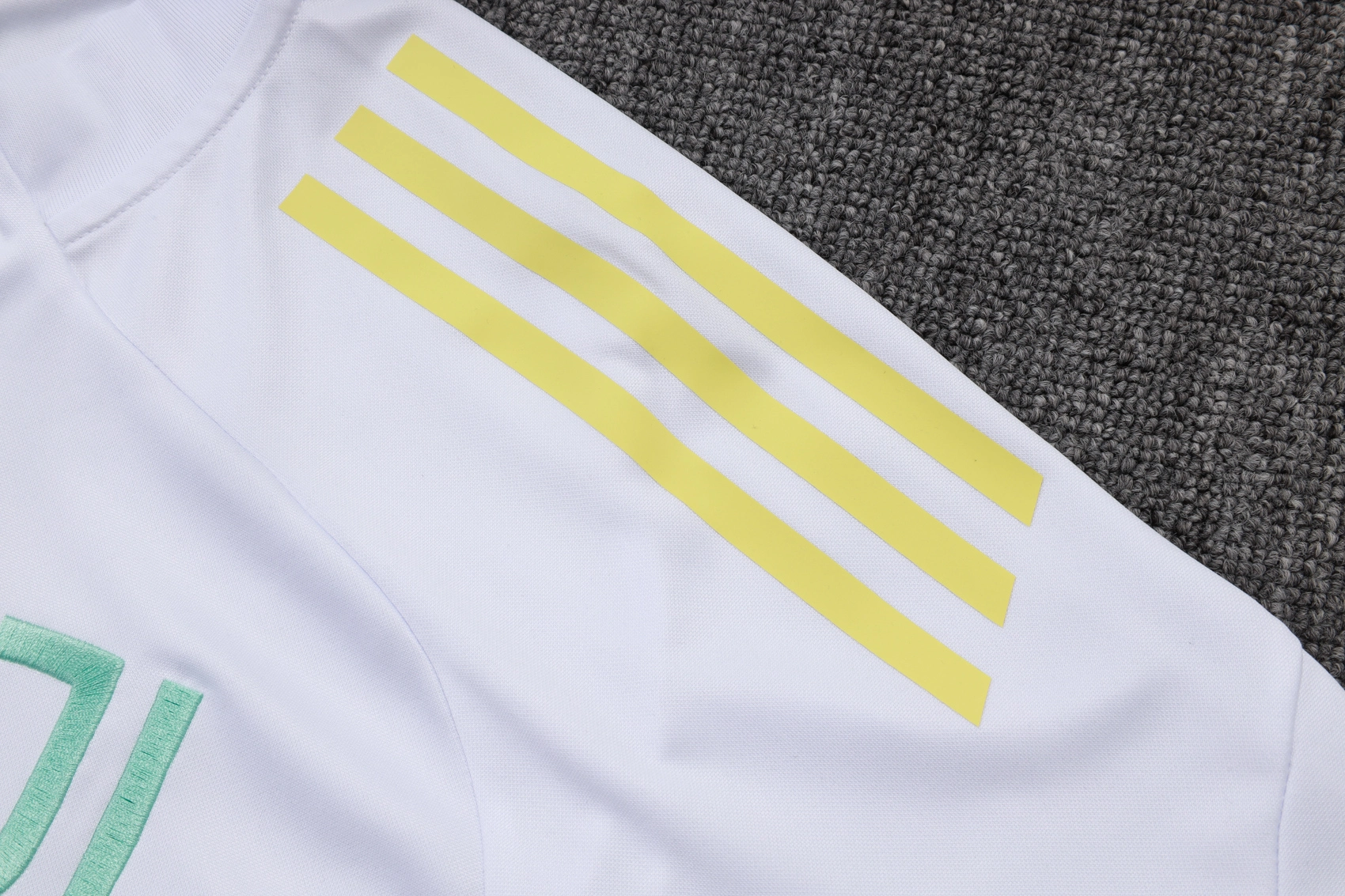 Juventus Training Kit (Sweatshirt+Pants) White 2025/26 - Image 3