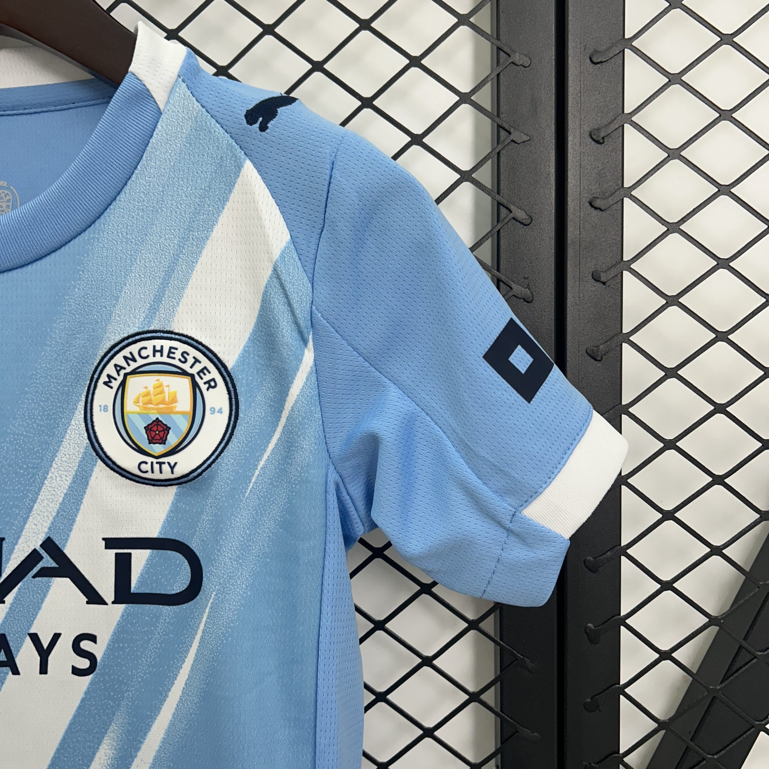 Manchester City Home Kids Kit Jersey+Shorts 2025/26 - Image 4