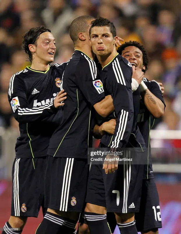 Real Madrid Retro Jersey Away Long Sleeve Soccer Shirt 2010/11 - Image 5