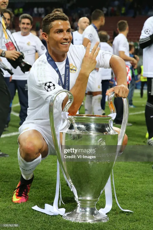 Real Madrid Retro Jersey Home Long Sleeve Soccer Shirt 2015/16 - Image 5